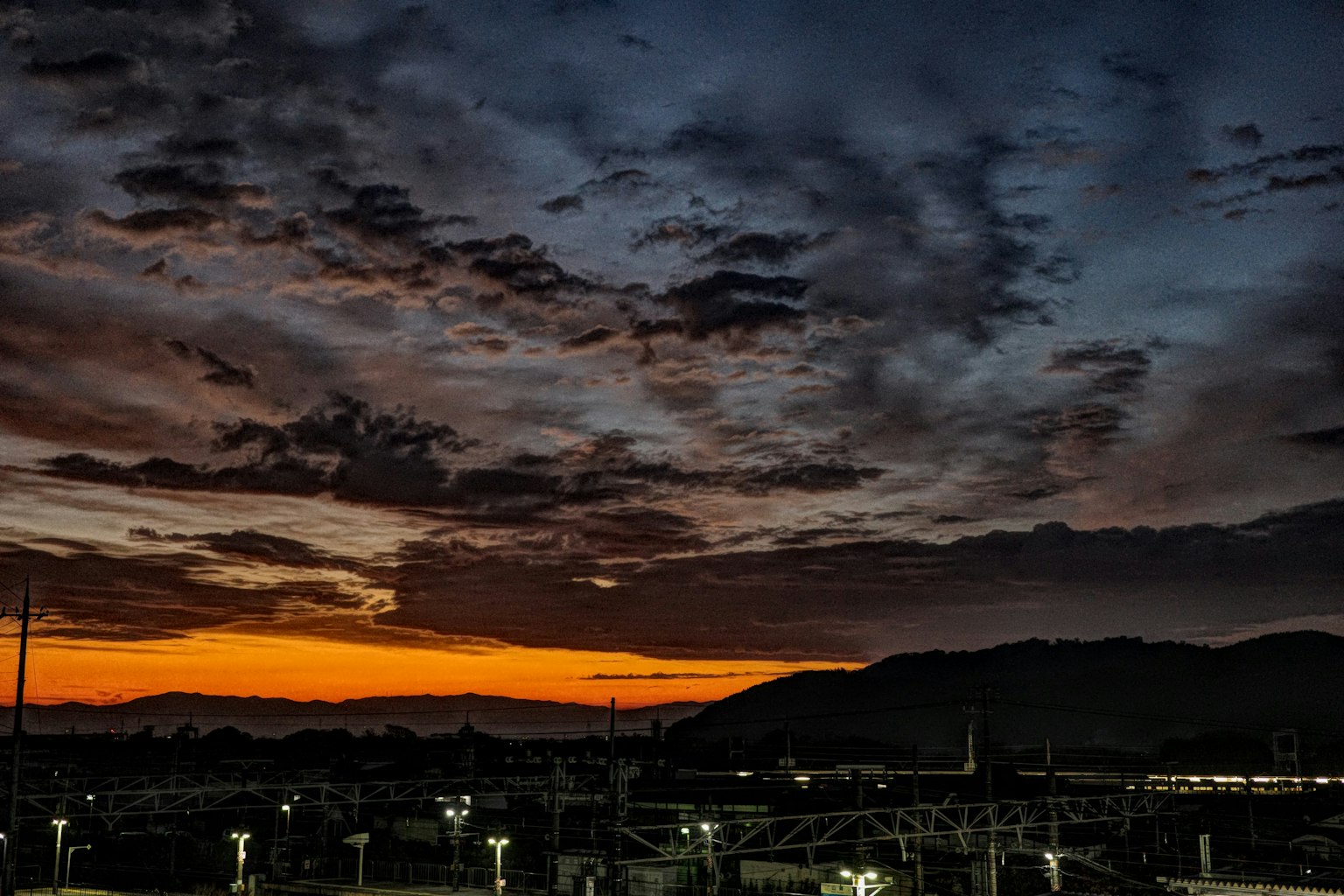 저녁 노을과 배경의 산이 있는 도시 풍경