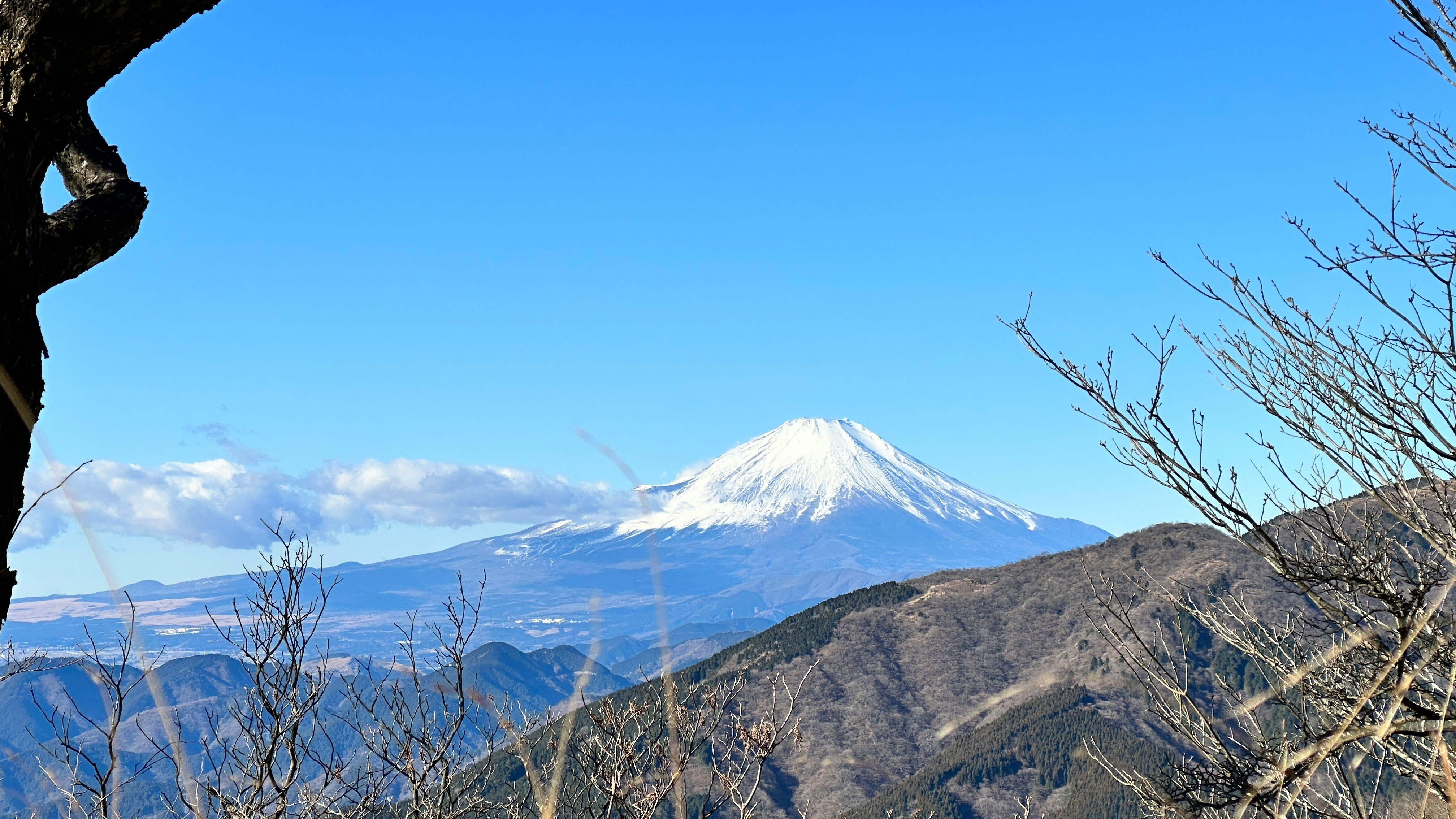 富士山を望む山稜と青空