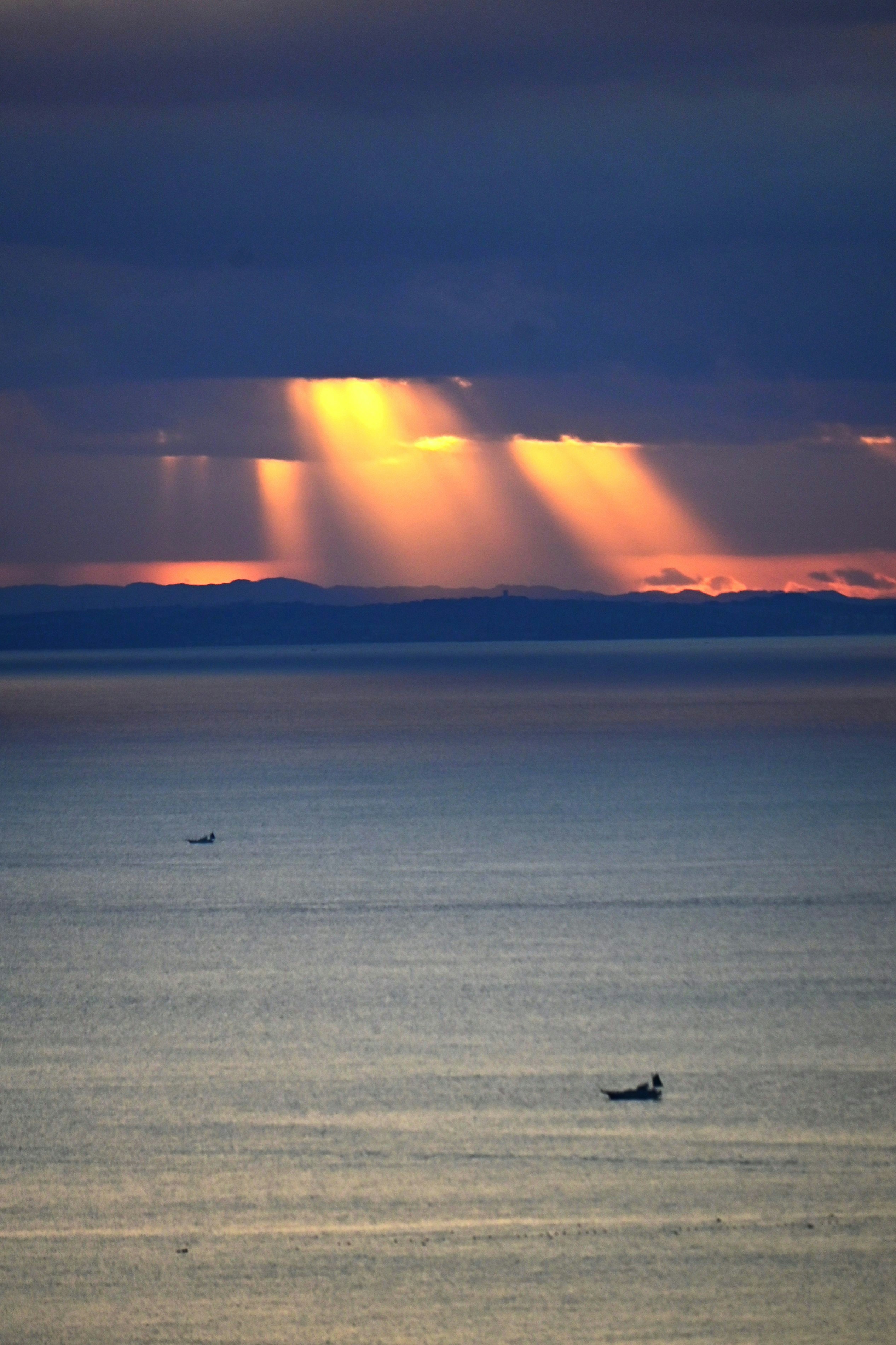 暮色海面光芒與平靜地平線