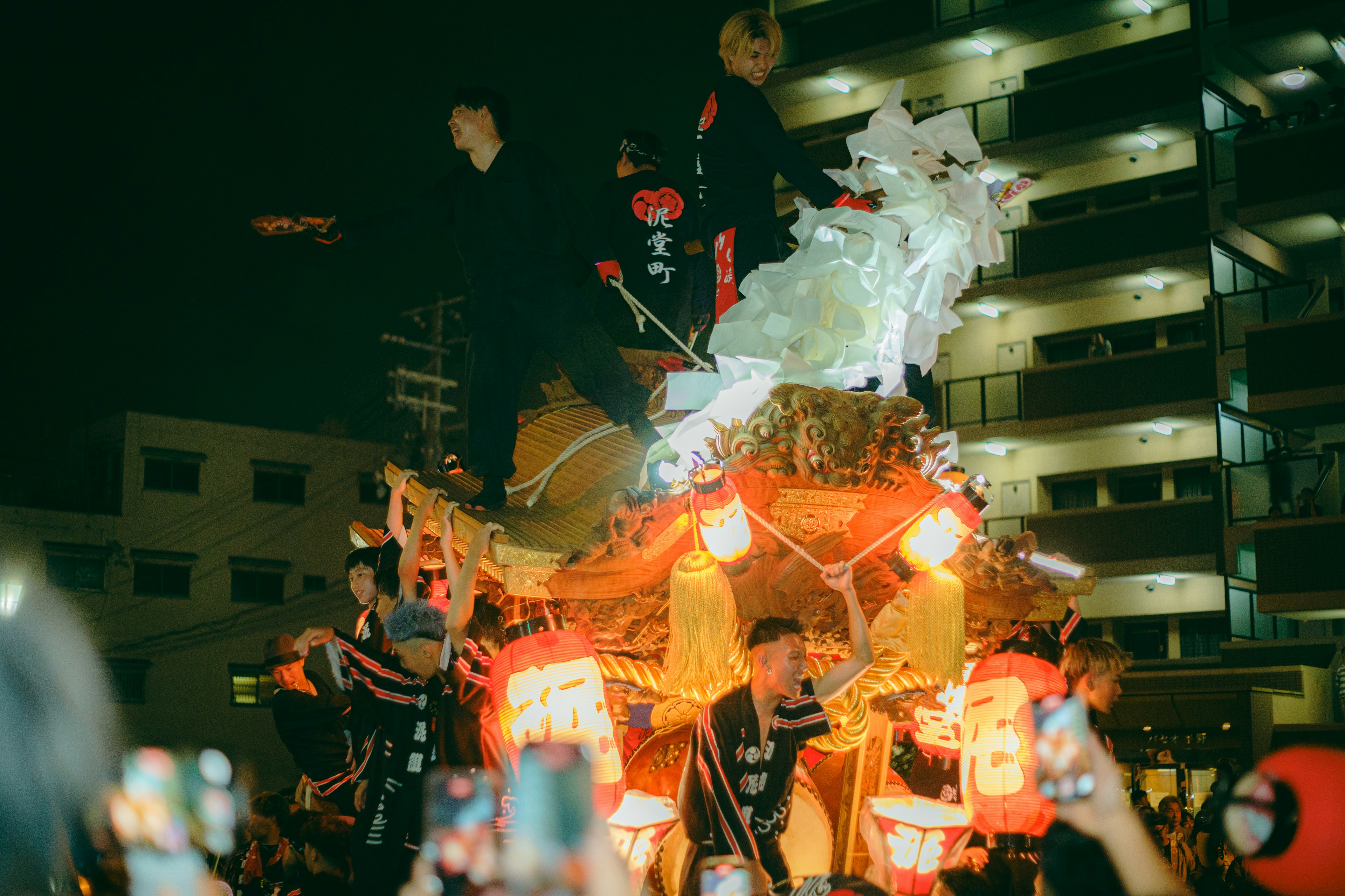 夜晚的祭典場景，提燈與だんじり花車