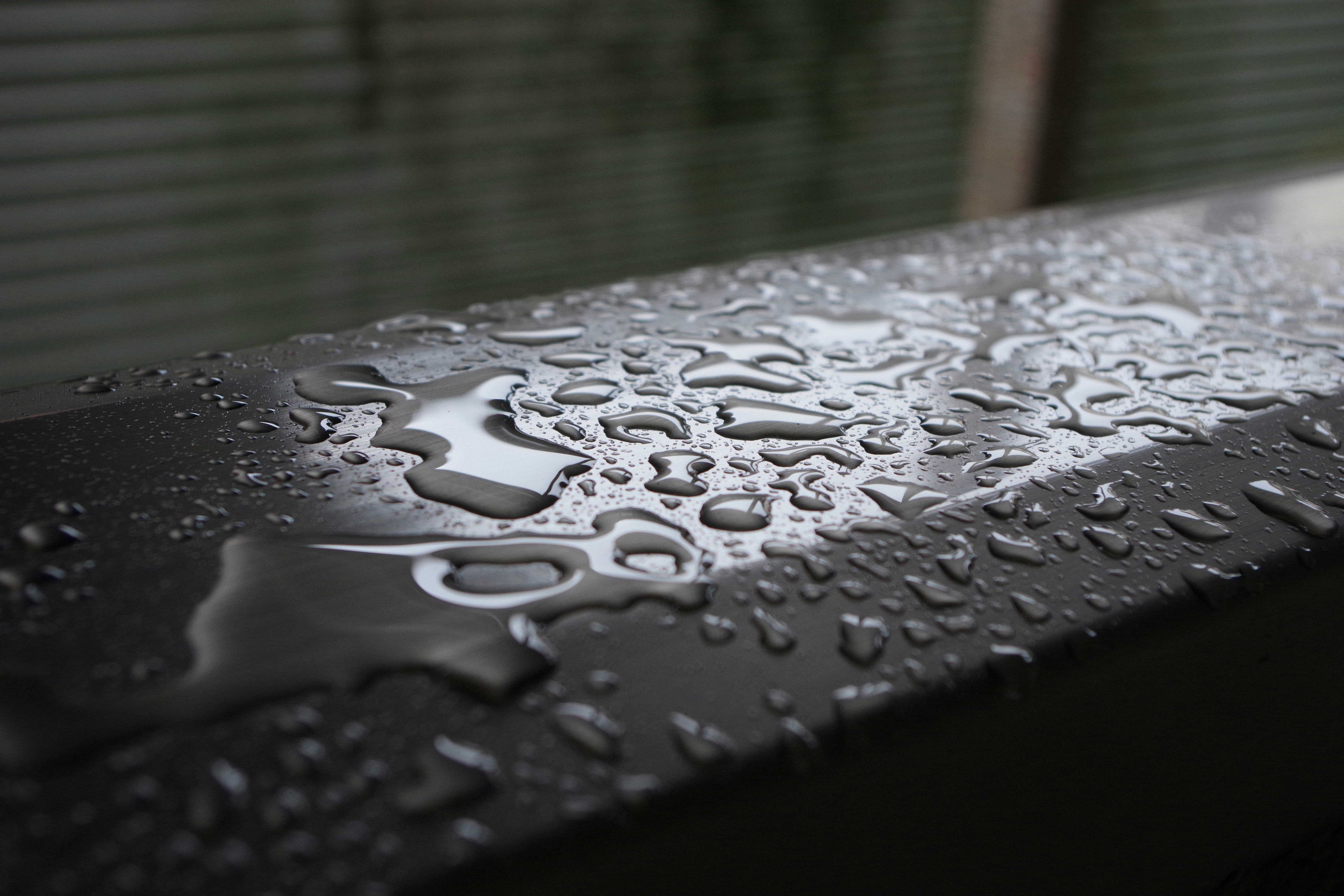 雨粒のついた濡れた路面のクローズアップ