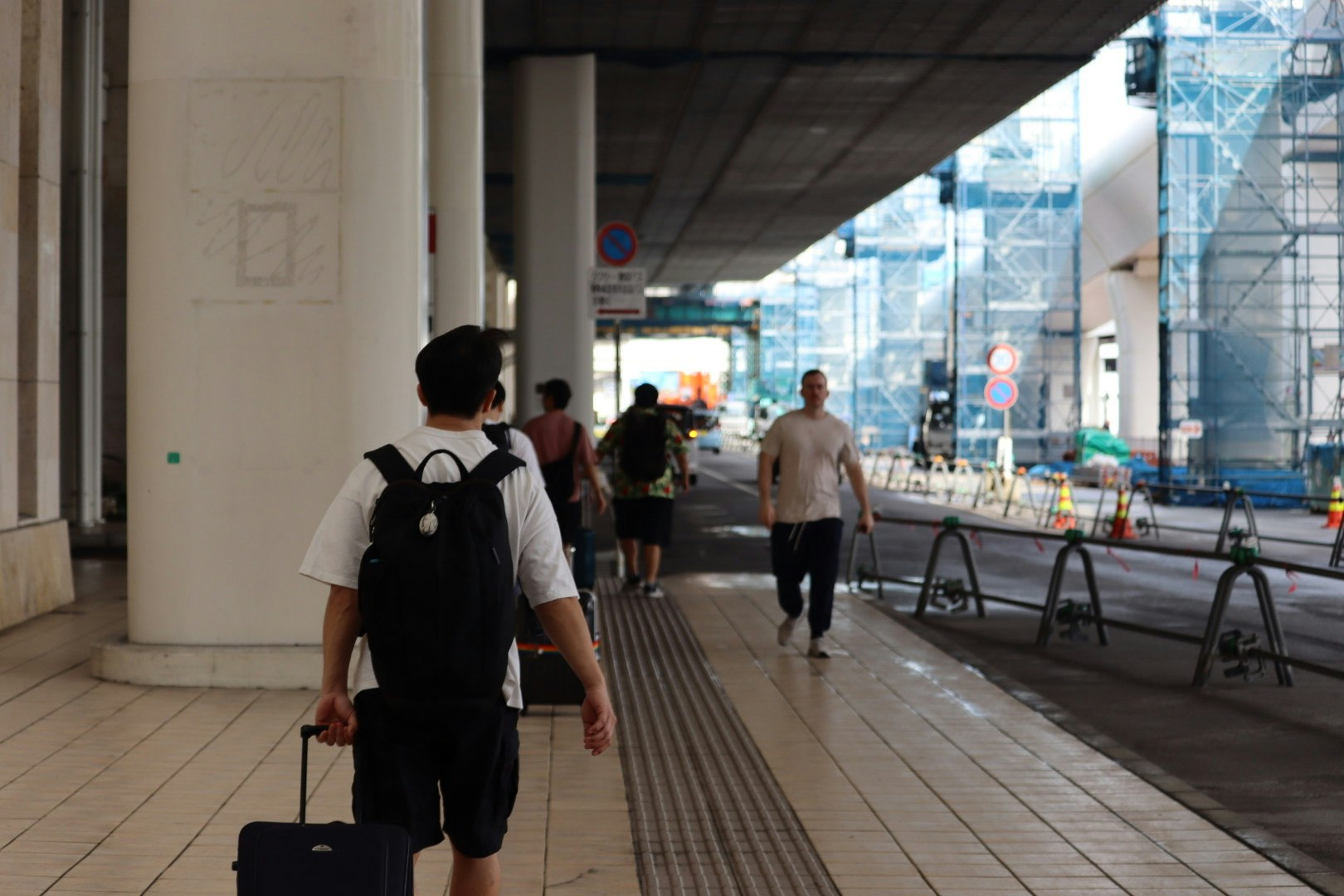 那覇空港の屋内通路を歩く旅行者