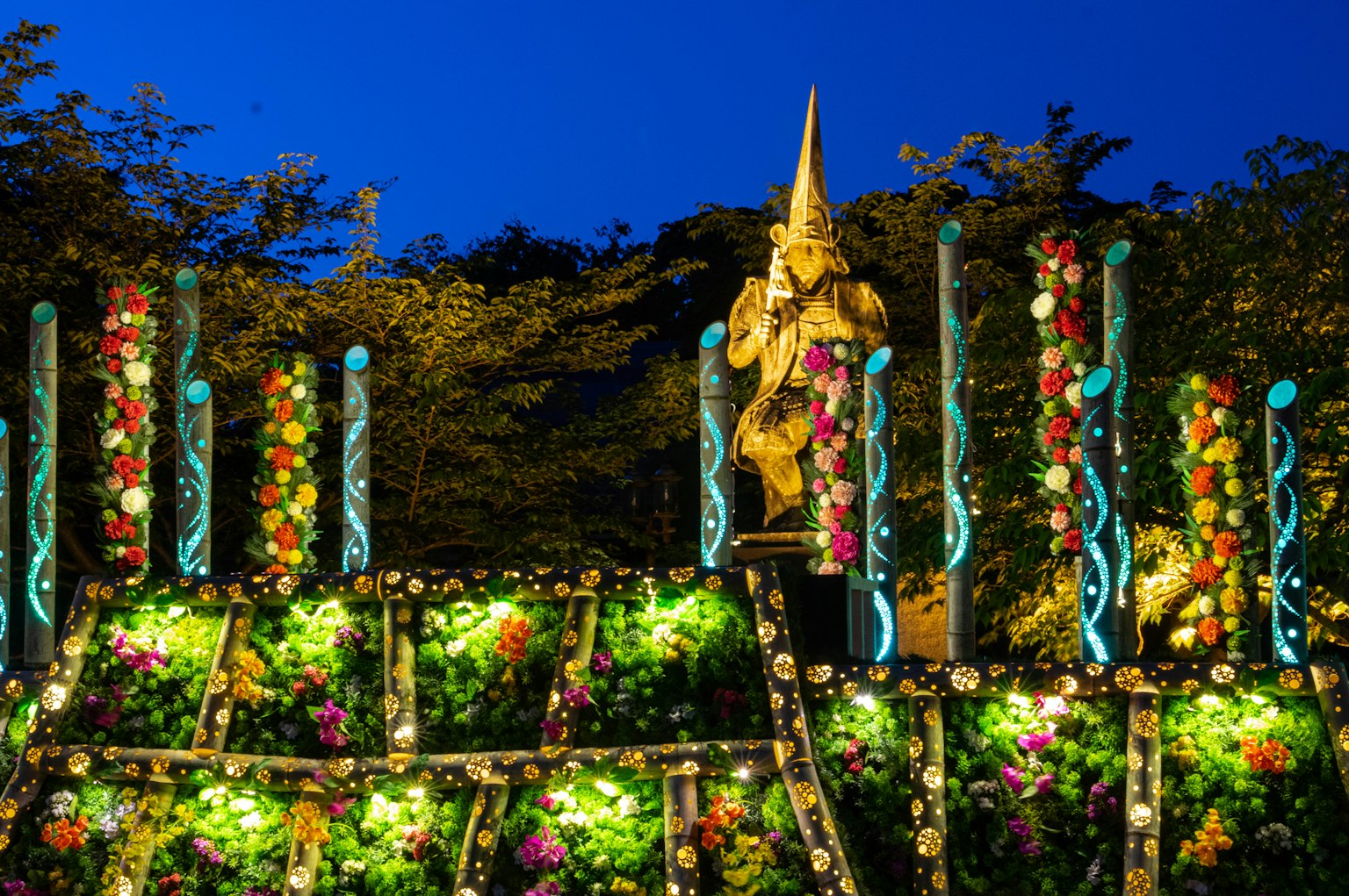 裝飾雕像和花卉佈置在藍色夜空下