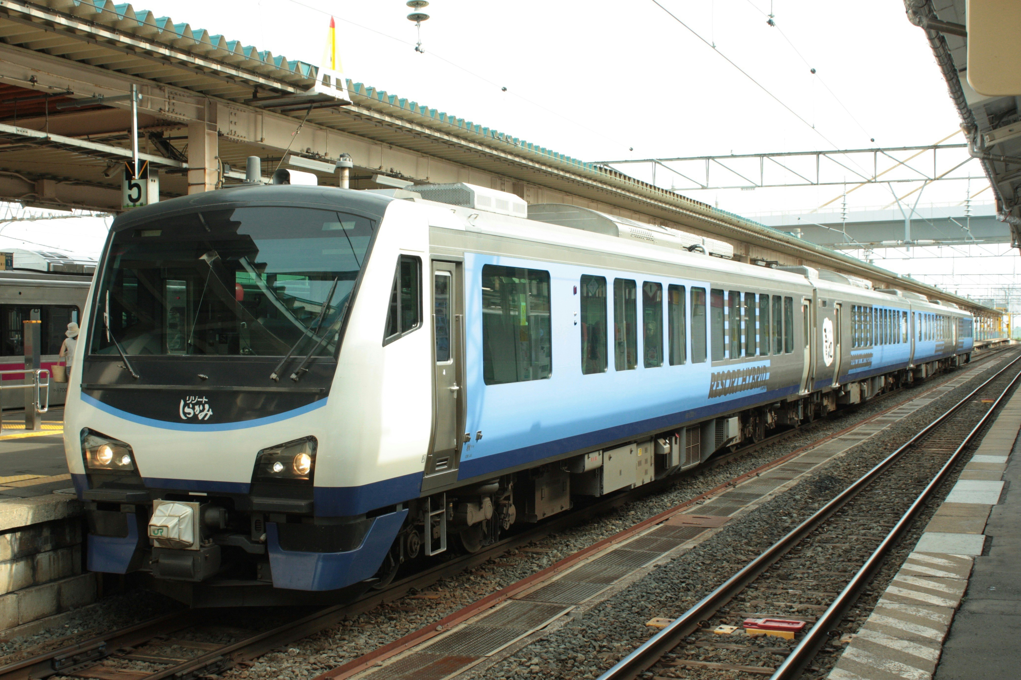 kereta berhenti di peron stasiun
