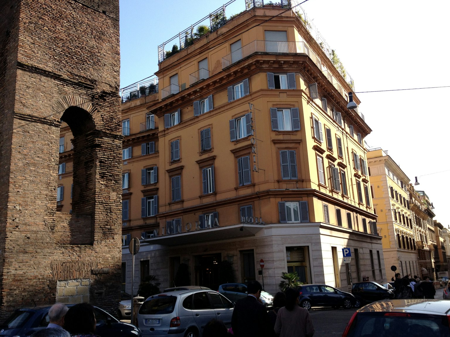 Cảnh đường phố có tòa nhà lịch sử bên cạnh kiến trúc hiện đại ở Rome