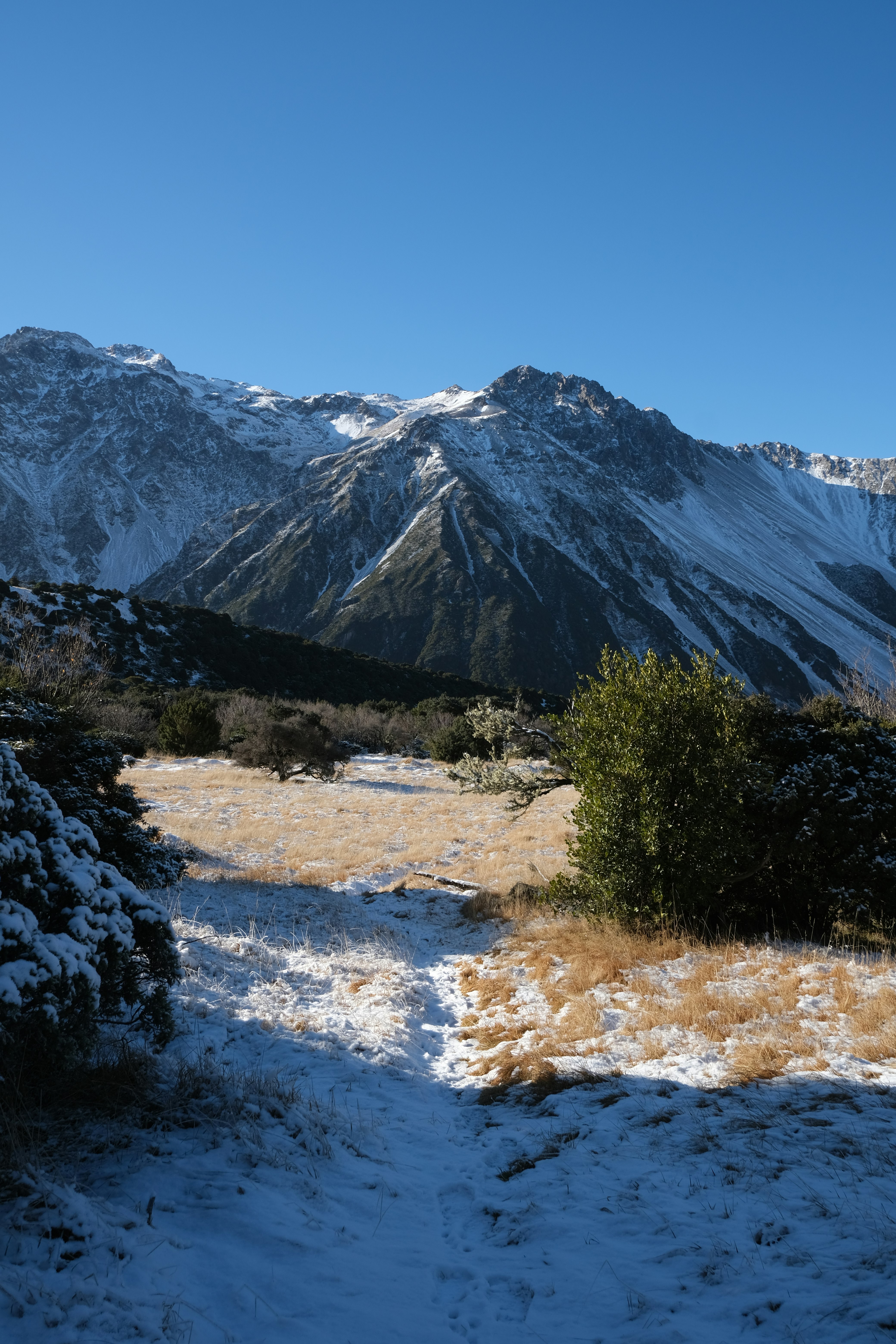 新西兰库克山周边的雪山山峰与山谷风景