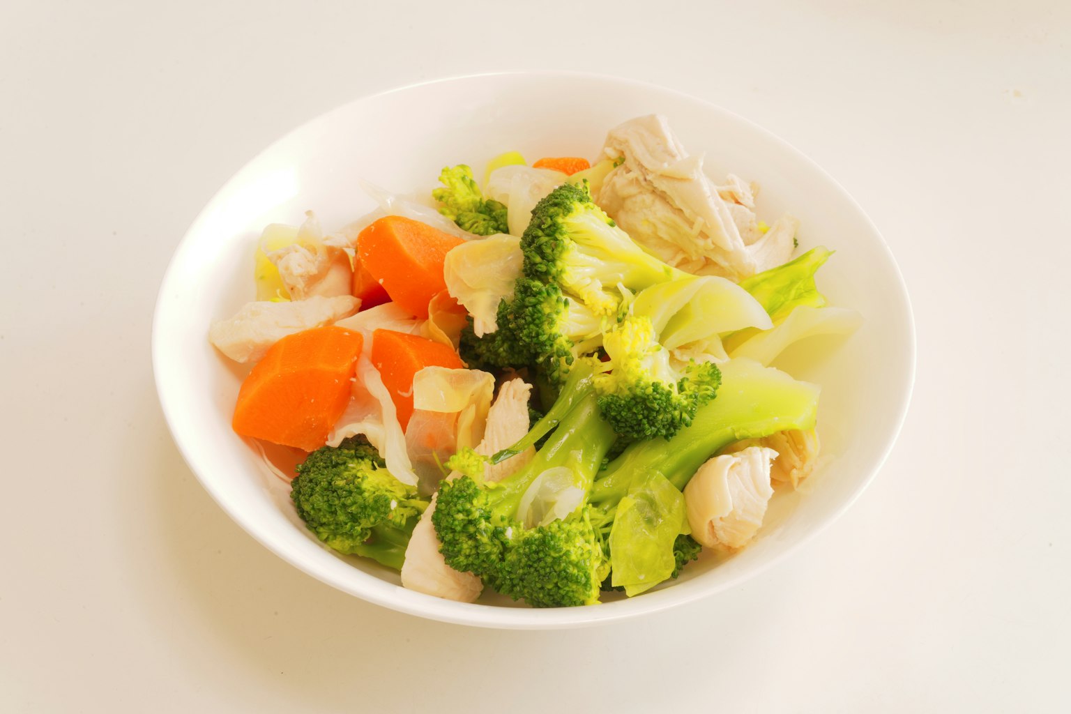 健康沙拉包含鸡肉、西兰花、胡萝卜和芹菜