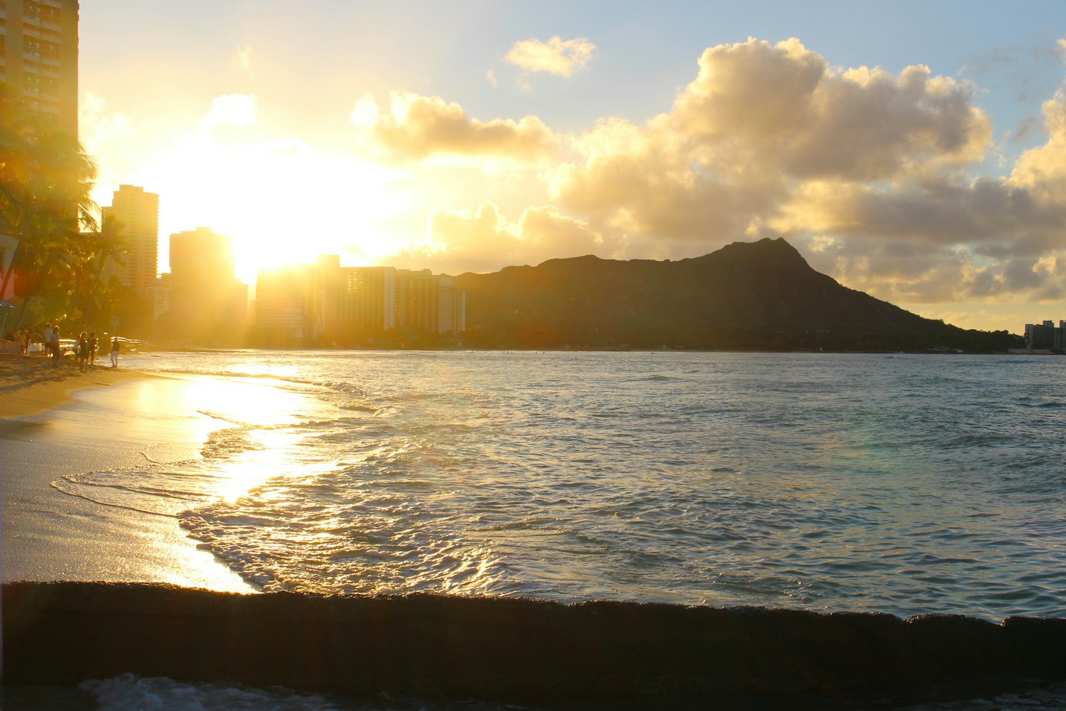 Magnifique coucher de soleil se reflétant sur l'océan Diamond Head visible en arrière-plan