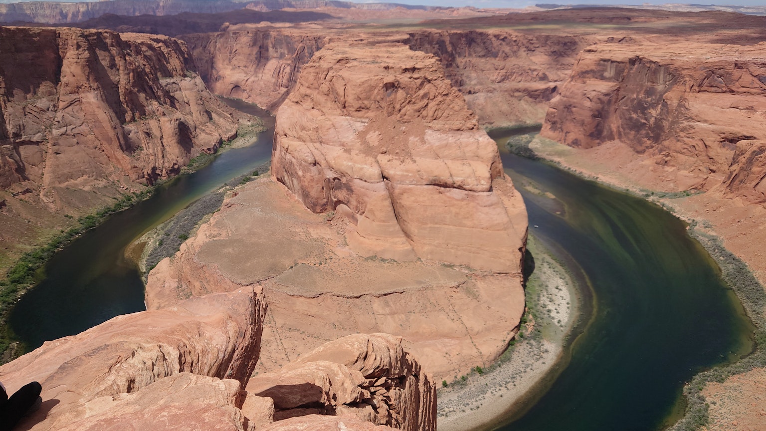 Atemberaubender Blick auf die Felsformation Horseshoe Bend mit grünem Fluss