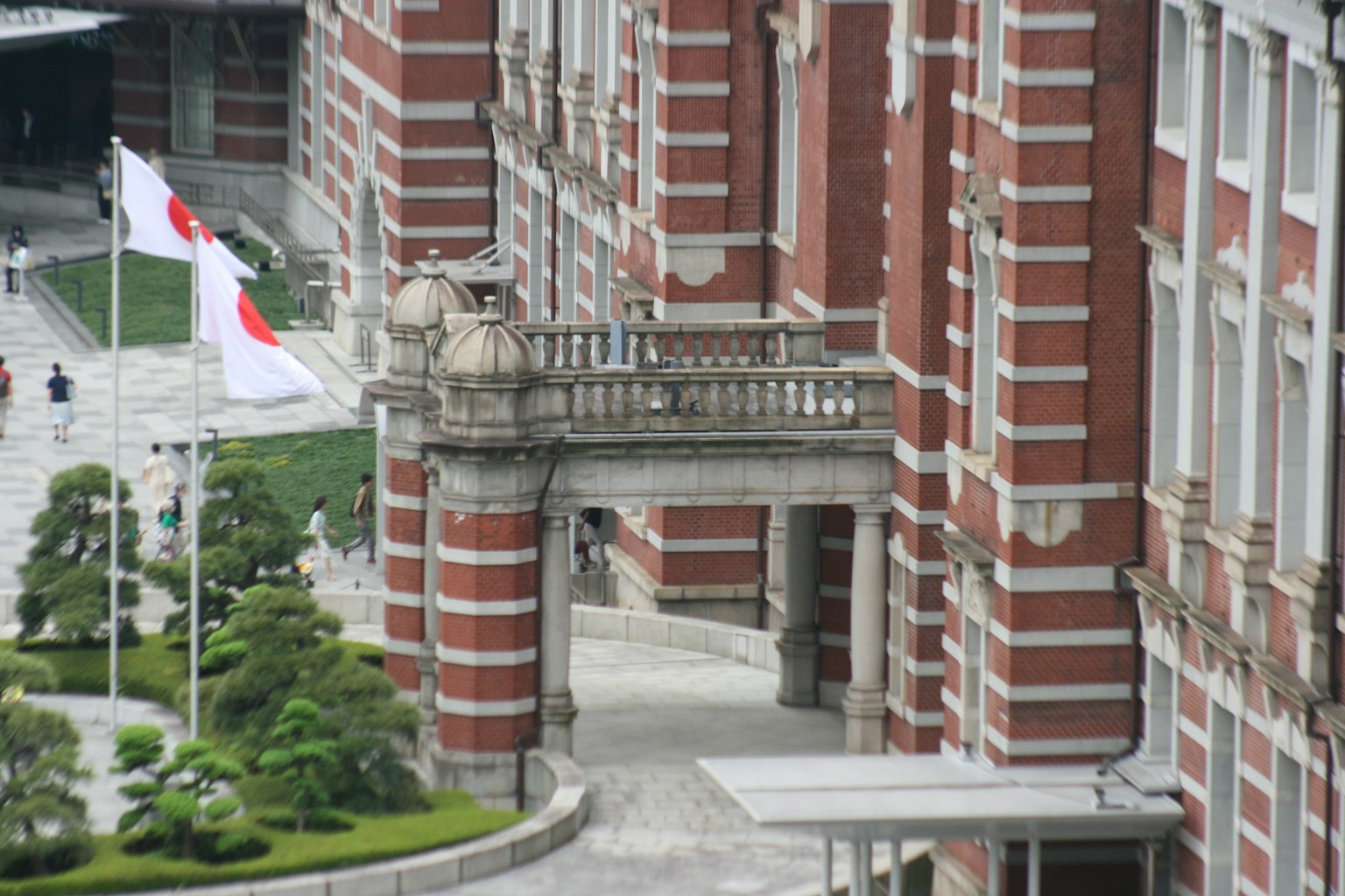 Backsteingebäude mit japanischen Flaggen und Landschaftsgarten