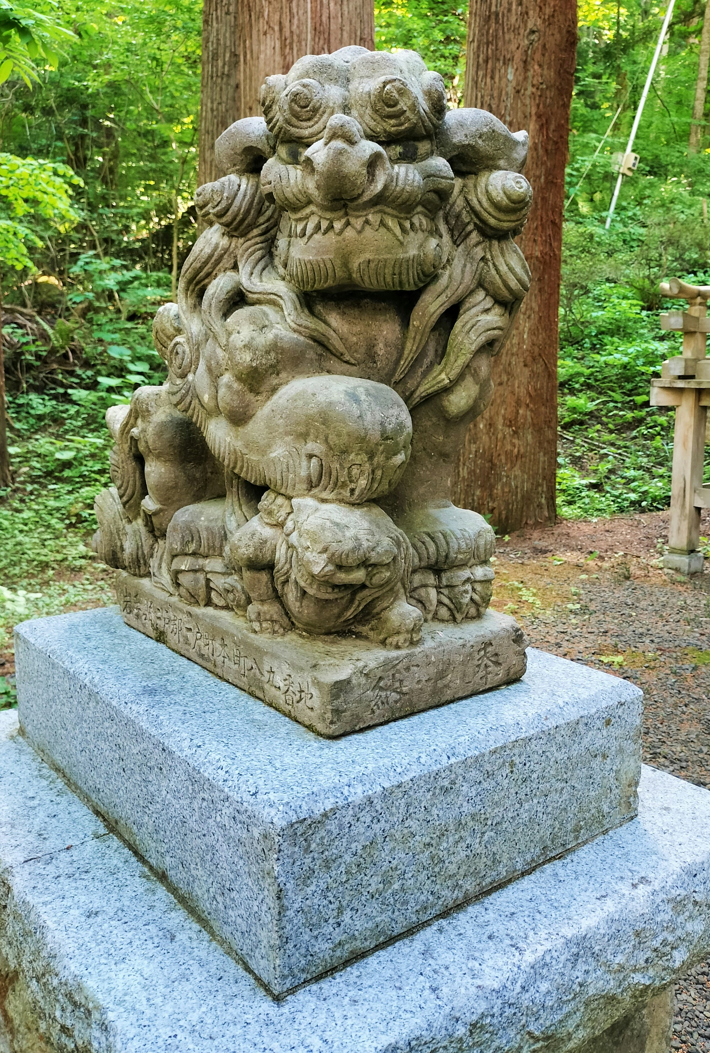 庭園の石造りの獅子像（狛犬）