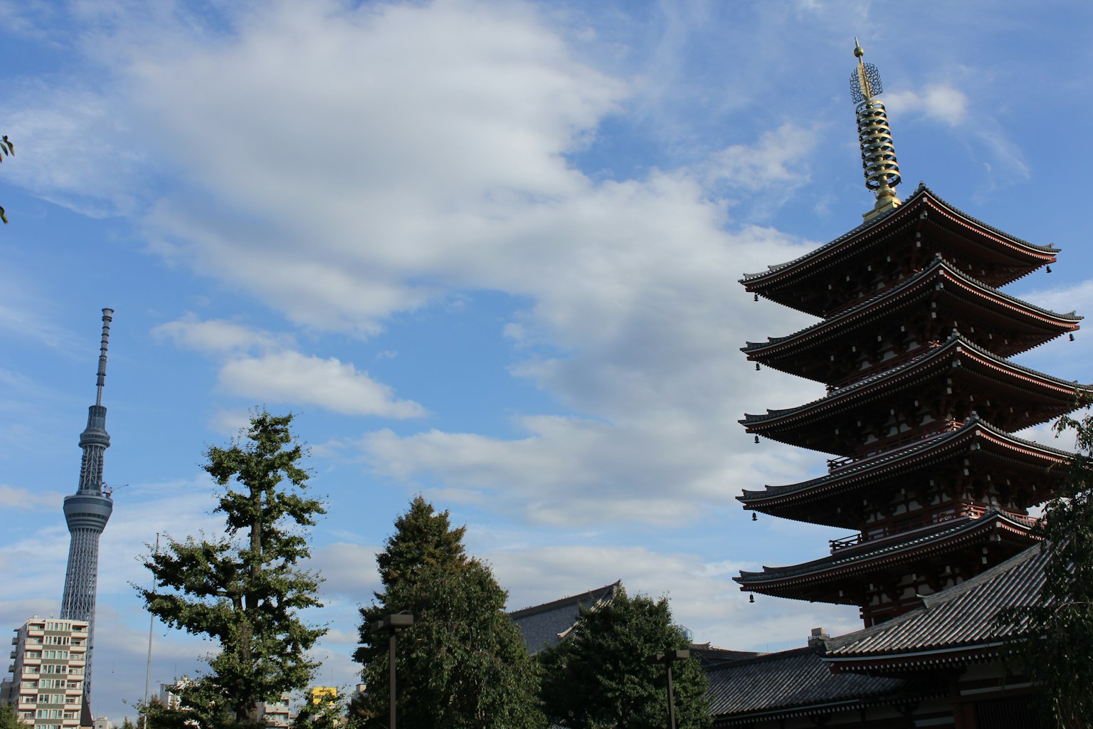 Vista della Tokyo Skytree e di una pagoda a cinque piani sotto un cielo blu