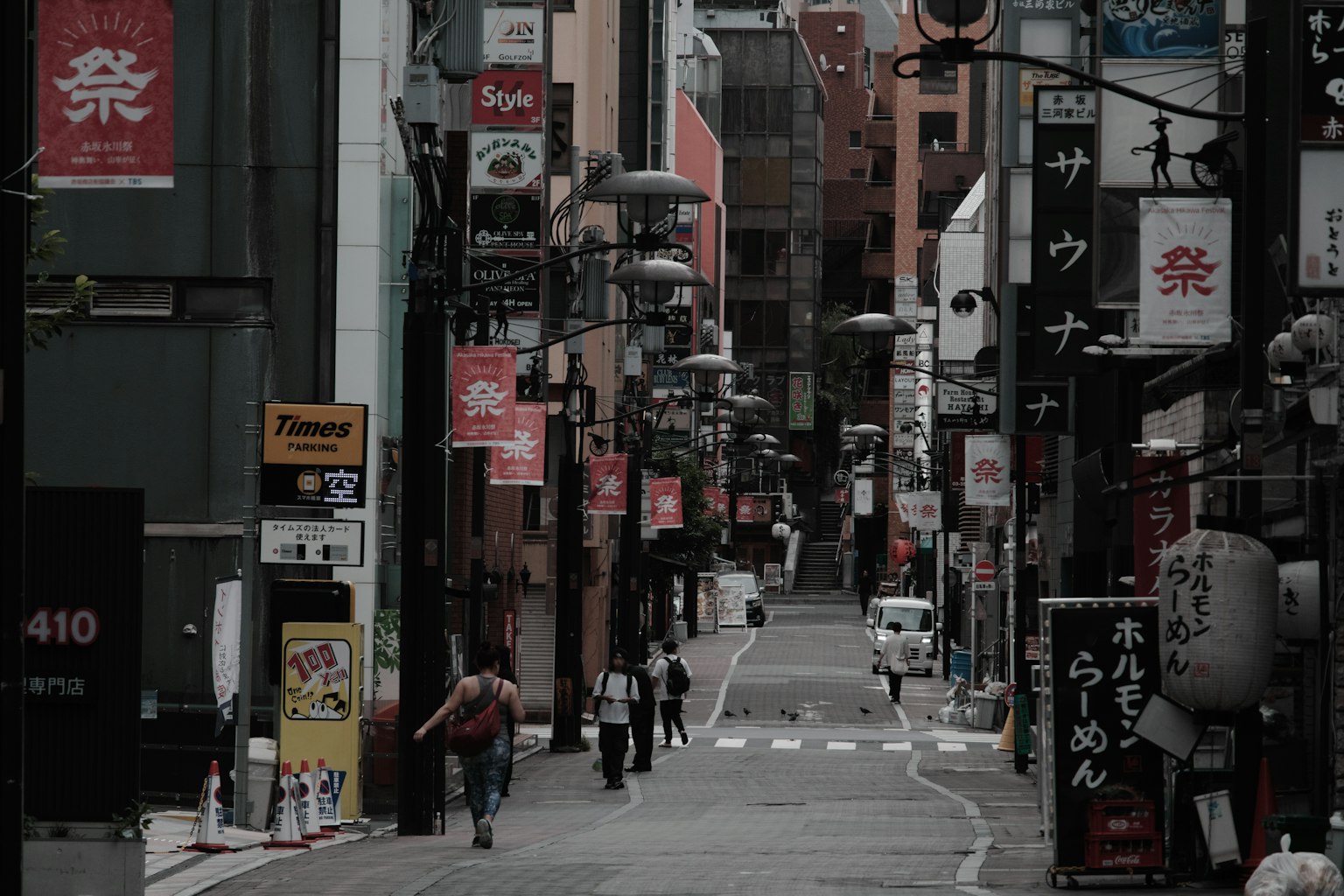日本安静的街道上有人走动,各种标志和霓虹灯