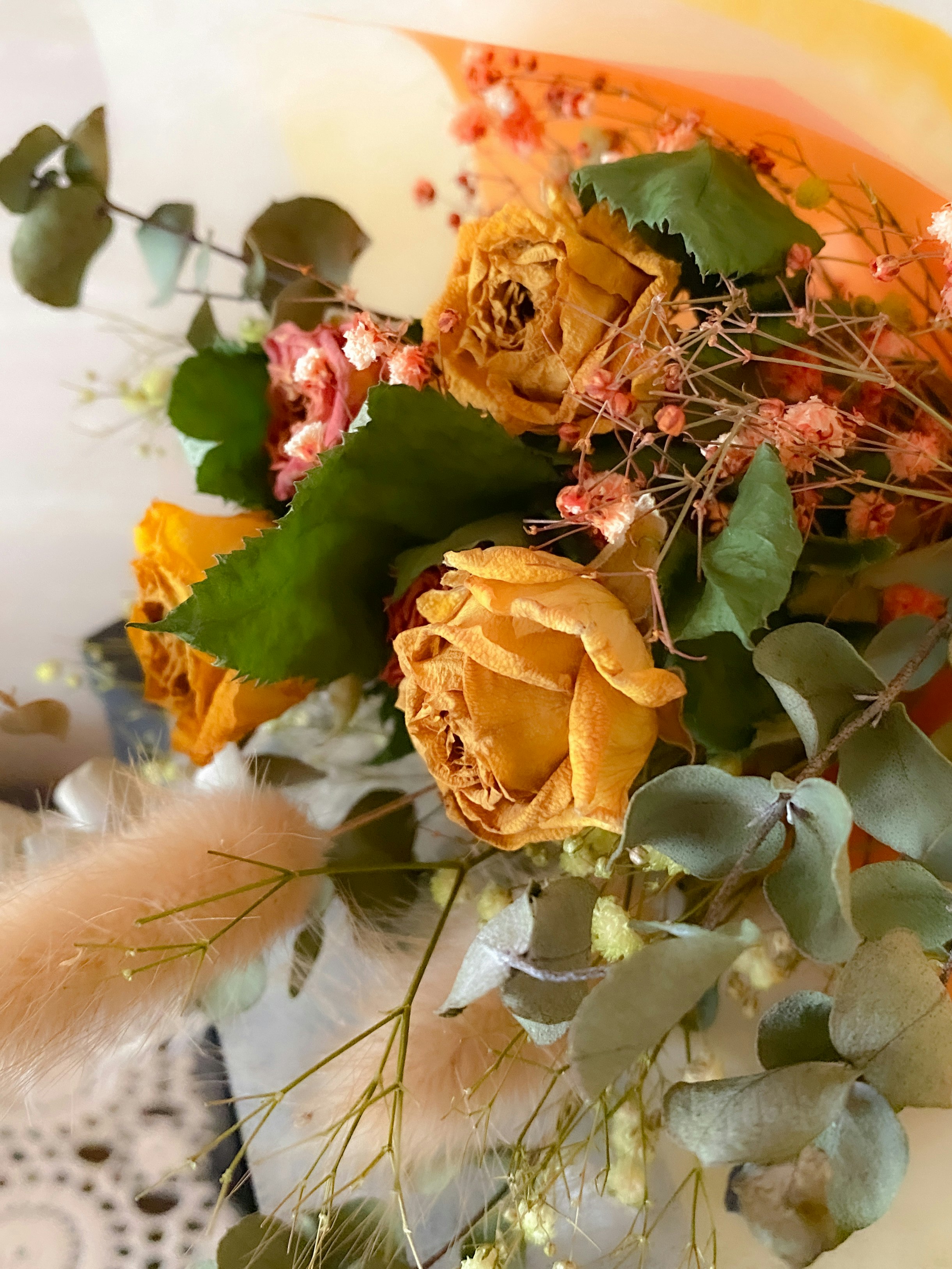 ドライフラワーの花束とユーカリの葉が寄り添うアレンジ