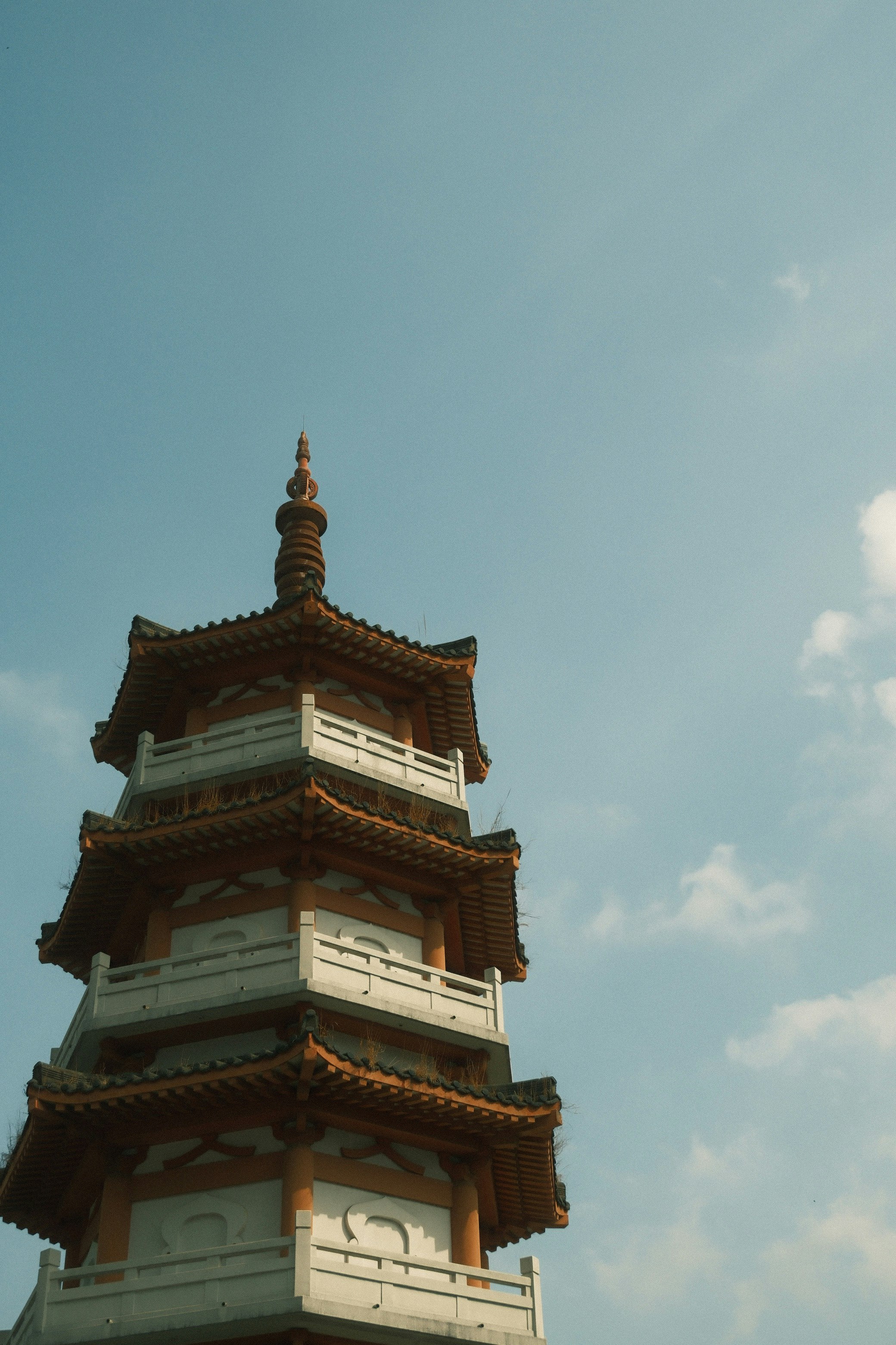 空に向かう多層の寺院建築の屋根