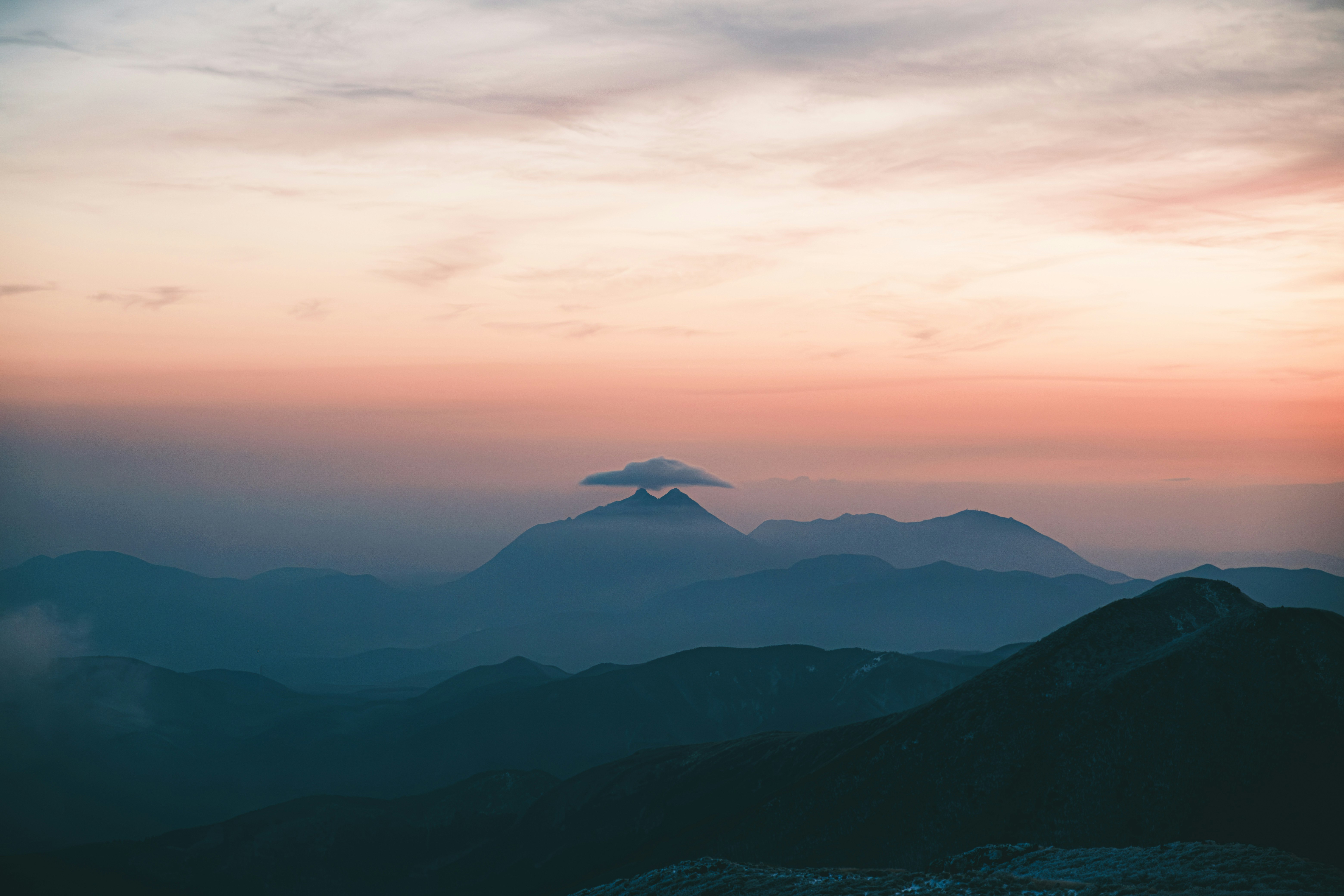 Monte Yufu y nube en forma de sombrero vistos desde Kuju al atardecer