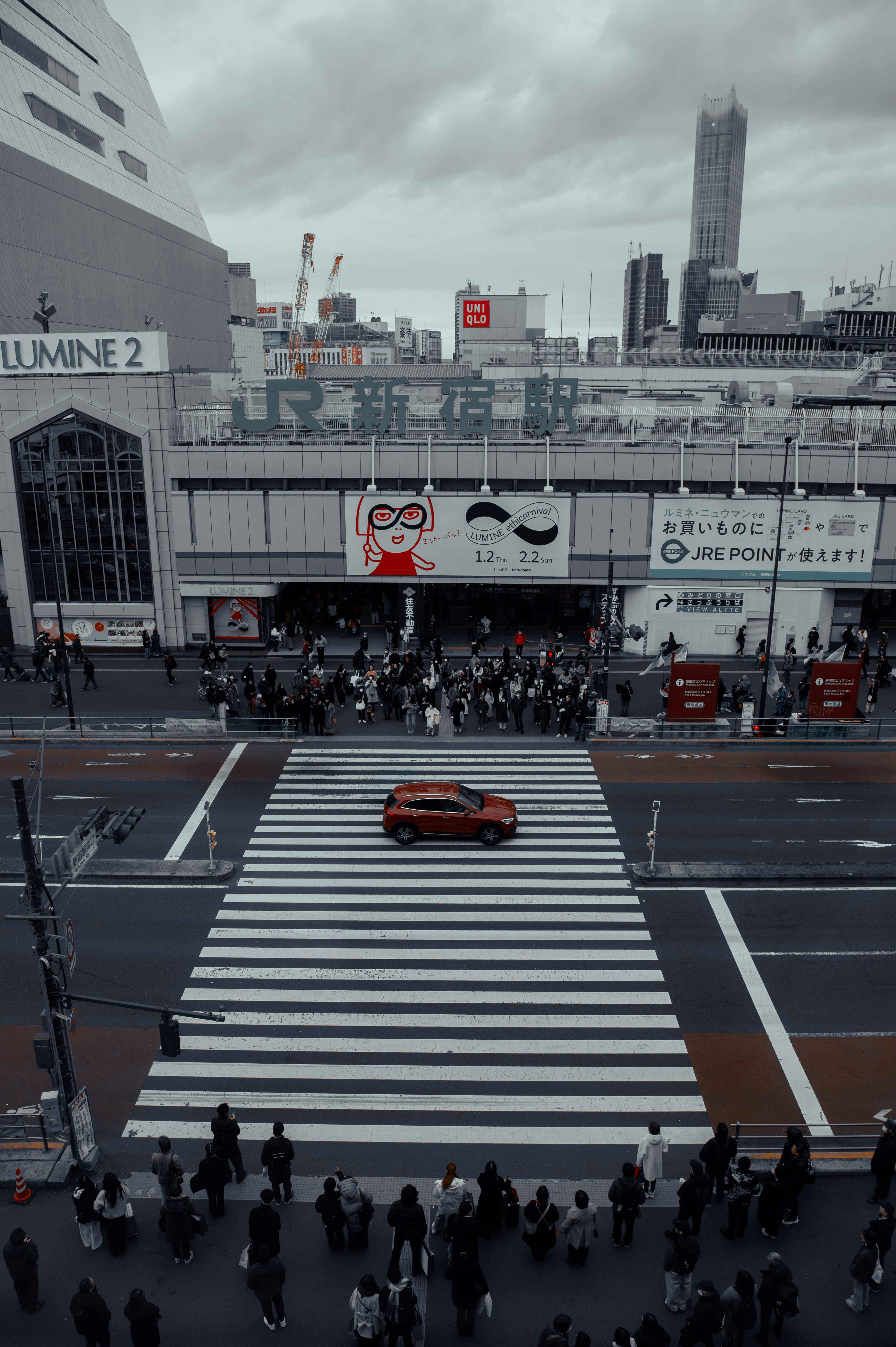 新宿站附近的斑馬線與行人穿梭的城市街景