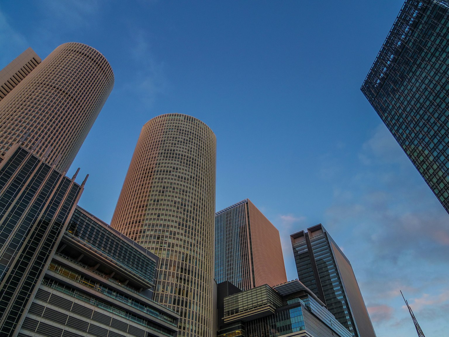 Skyline mit hohen Gebäuden unter blauem Himmel und einzigartigen architektonischen Designs