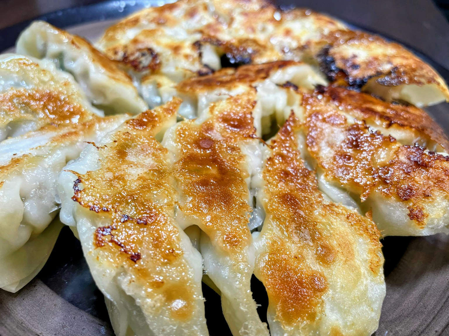 美味的煎饺子精美摆盘