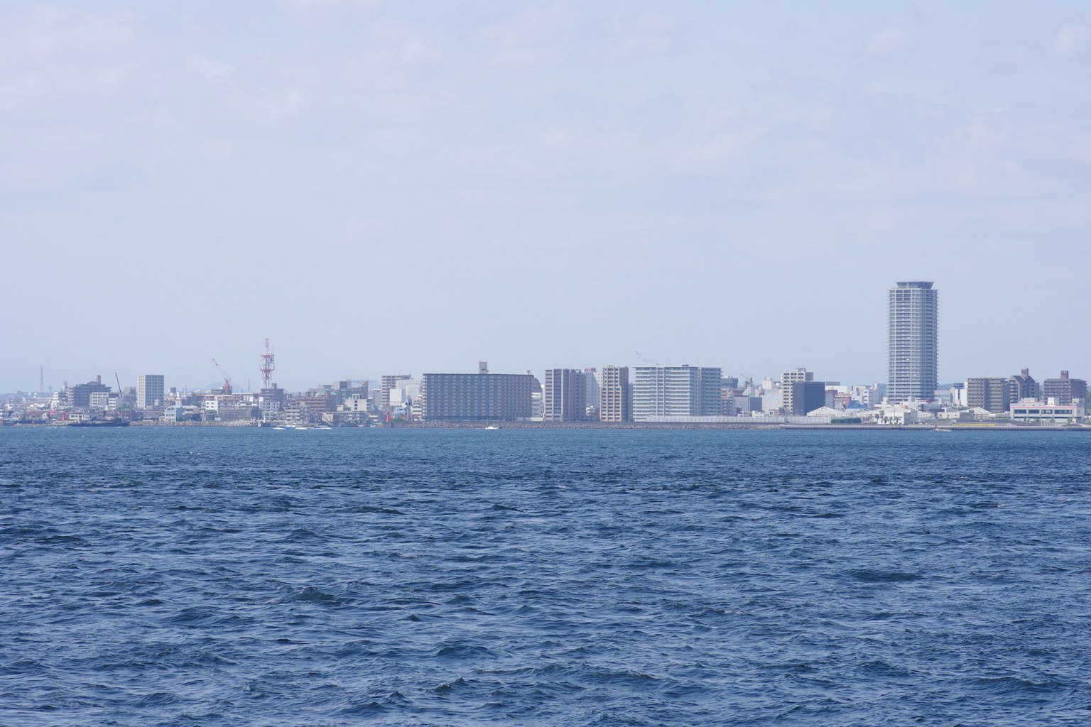 城市天际线与海洋景色在晴朗的天空下