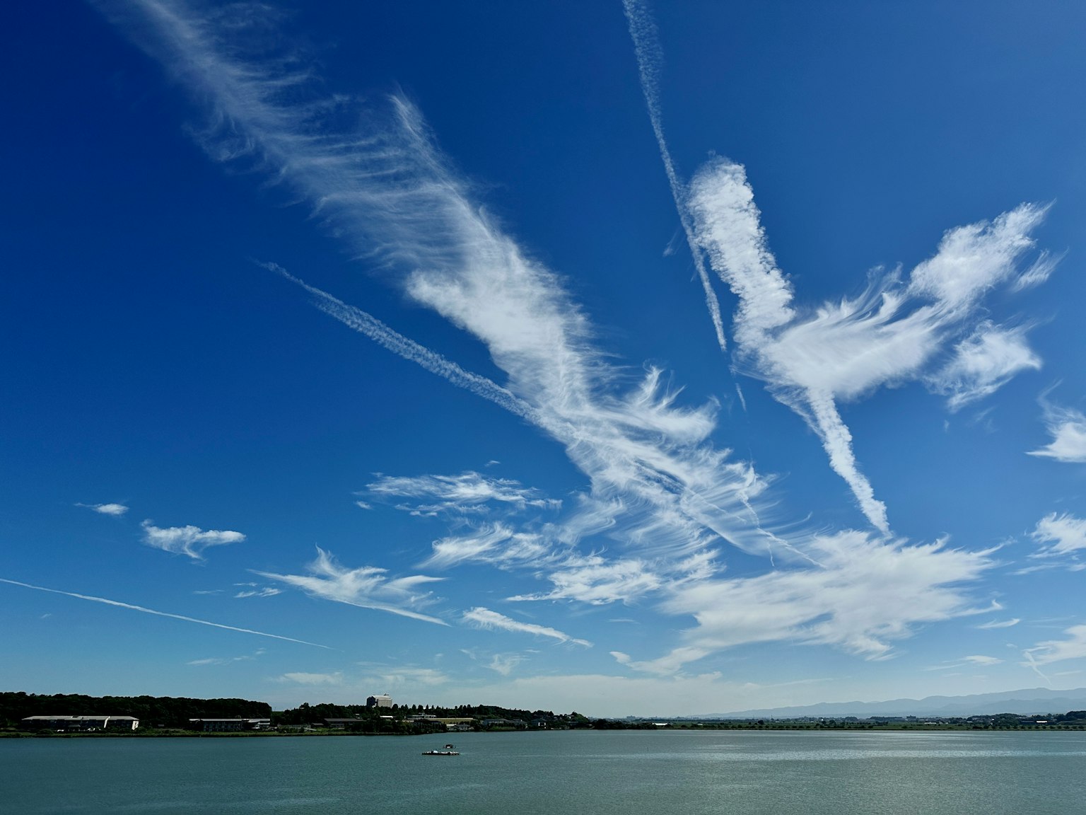 Belle vue de nuages blancs et de traînées d'avion dans un ciel bleu