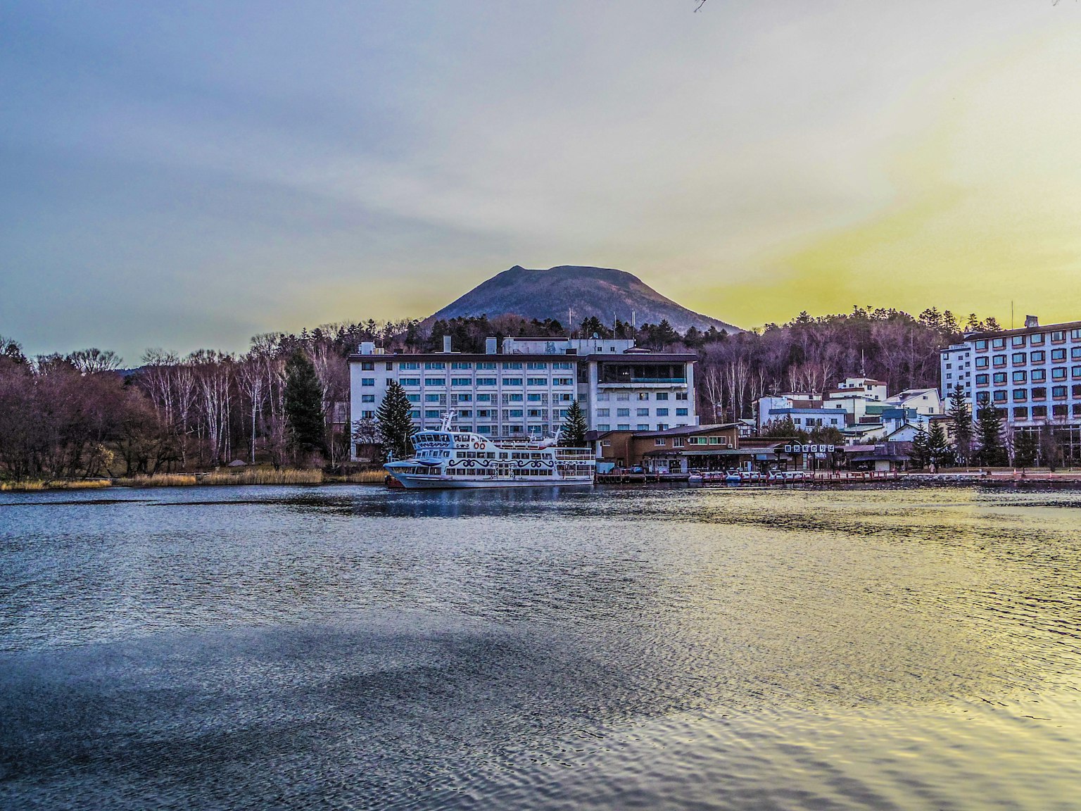 湖边的酒店与山景