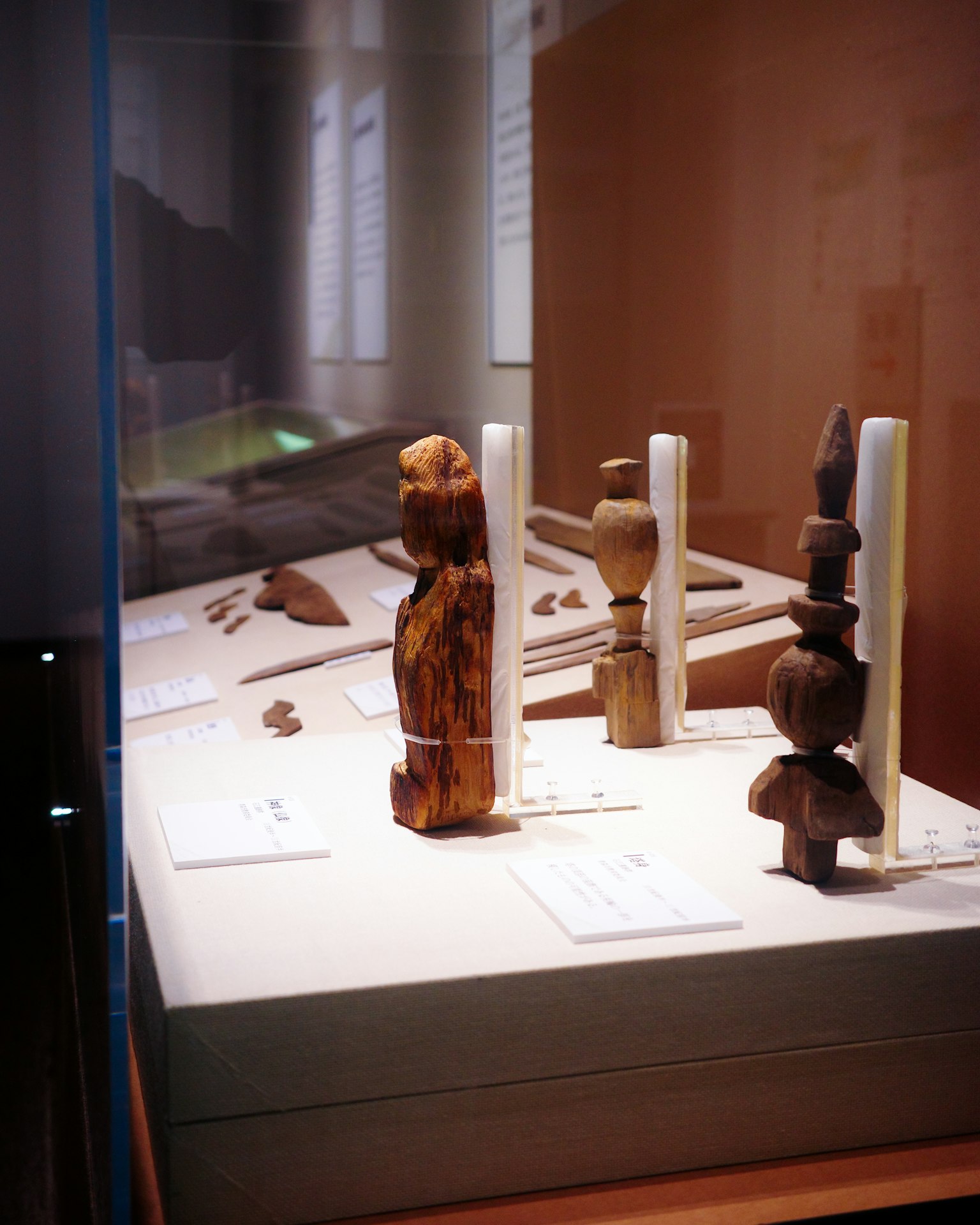 博物馆展示柜中展出的木雕图像