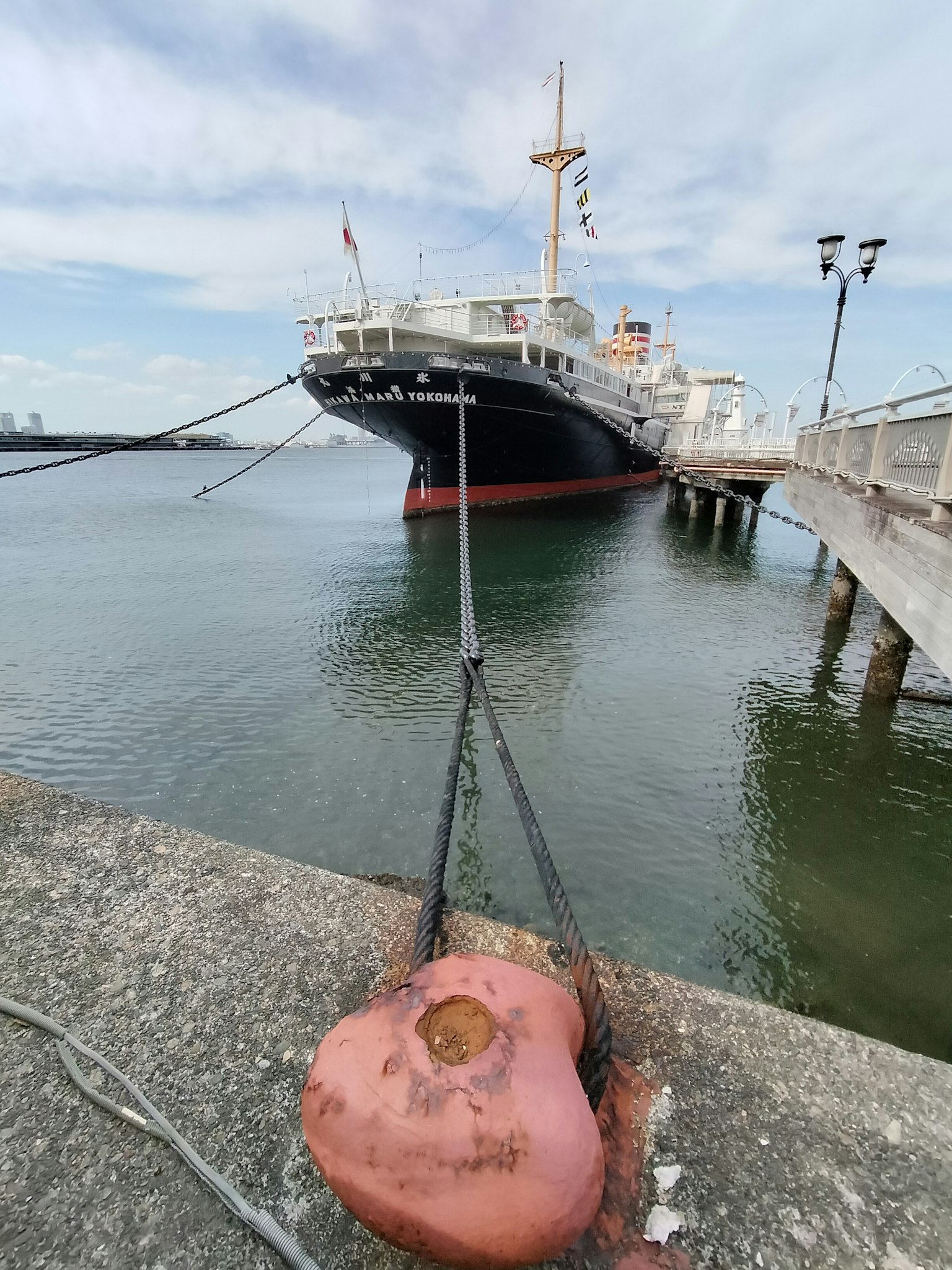Una vista de un barco atracado y una boya en el puerto