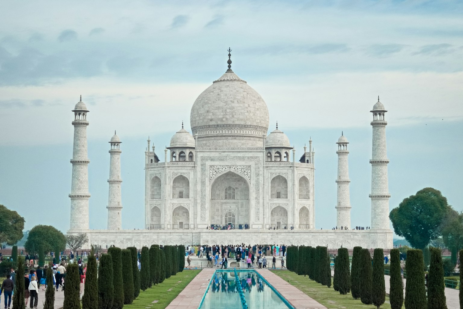 Kiến trúc hùng vĩ của Taj Mahal với khu vườn