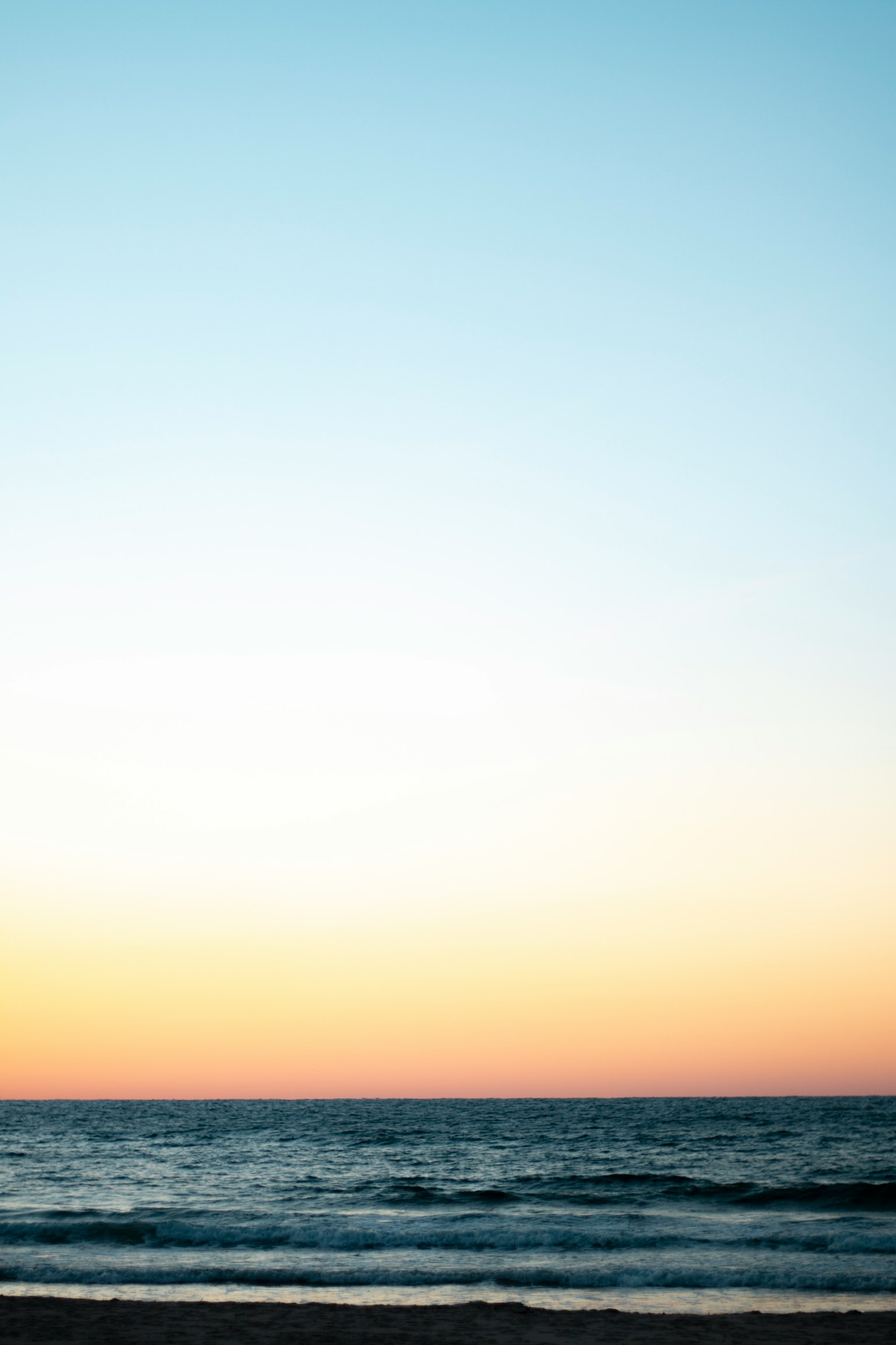 Hermoso atardecer en degradado sobre el océano