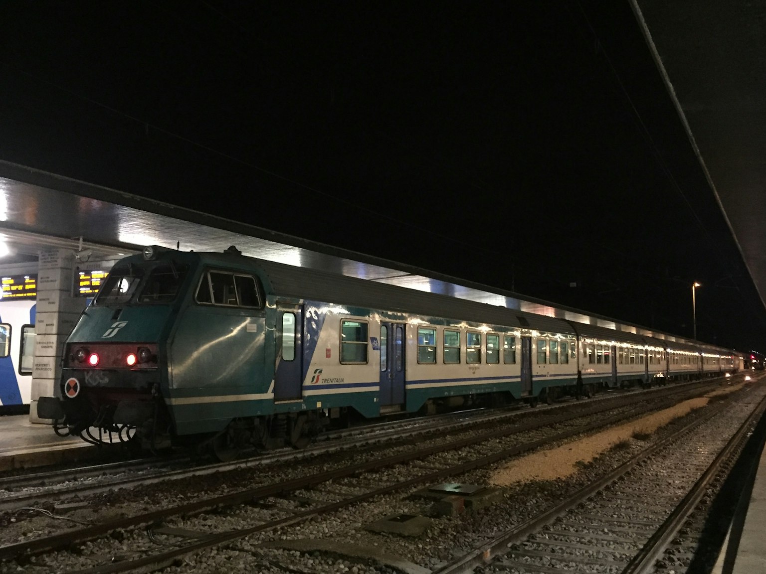 夜間停靠在車站的藍色列車