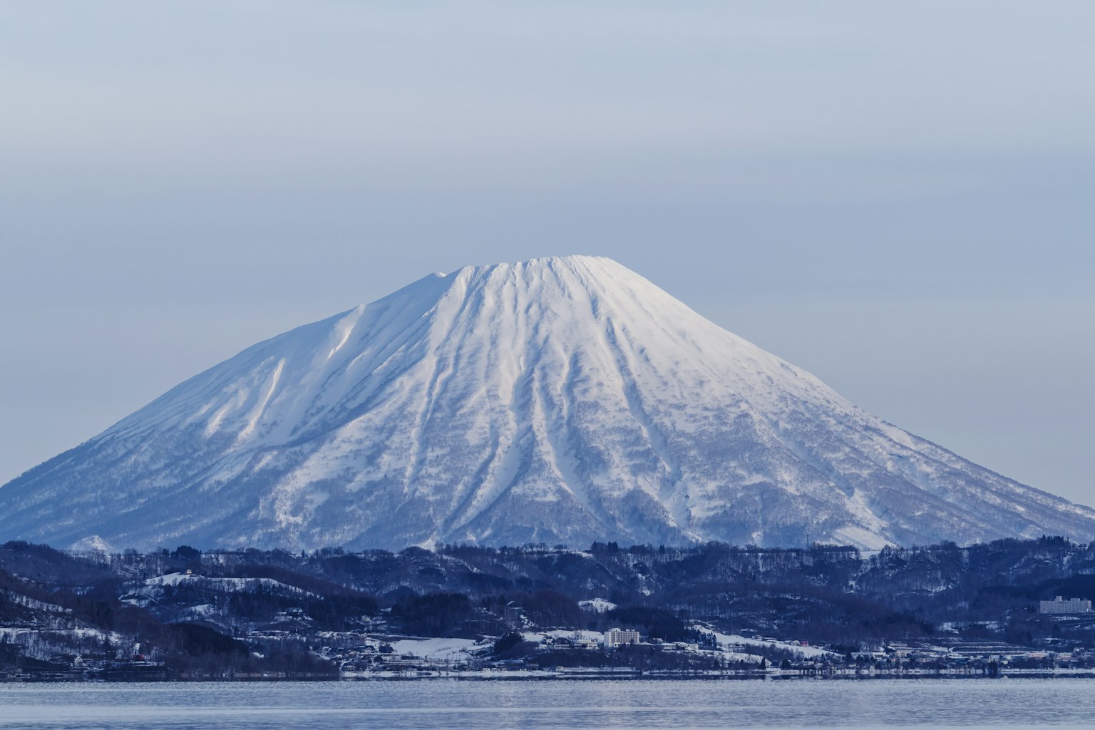 被雪覆盖的山景与晴朗的天空