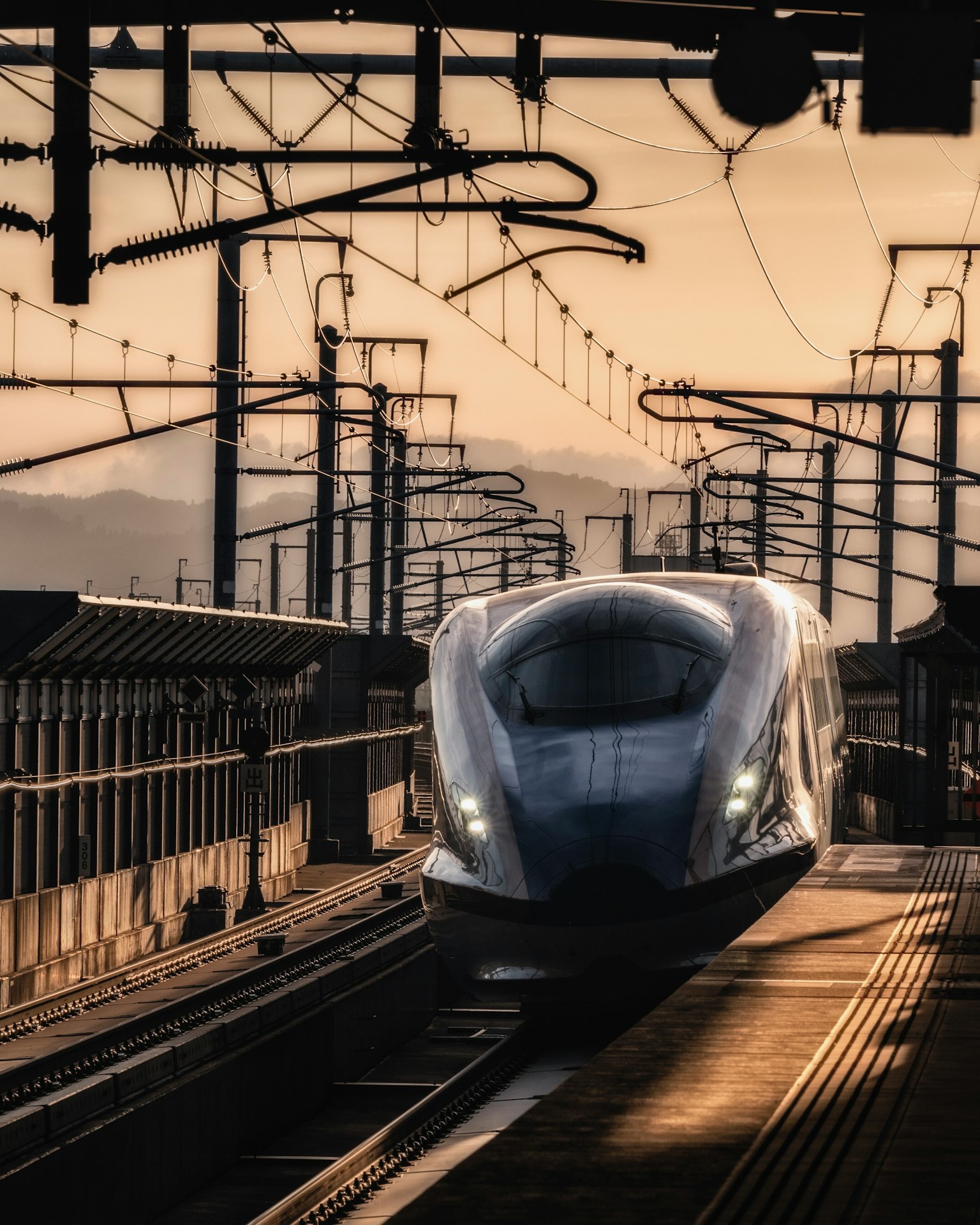 新幹線到達車站，夕陽背景下的美麗設計
