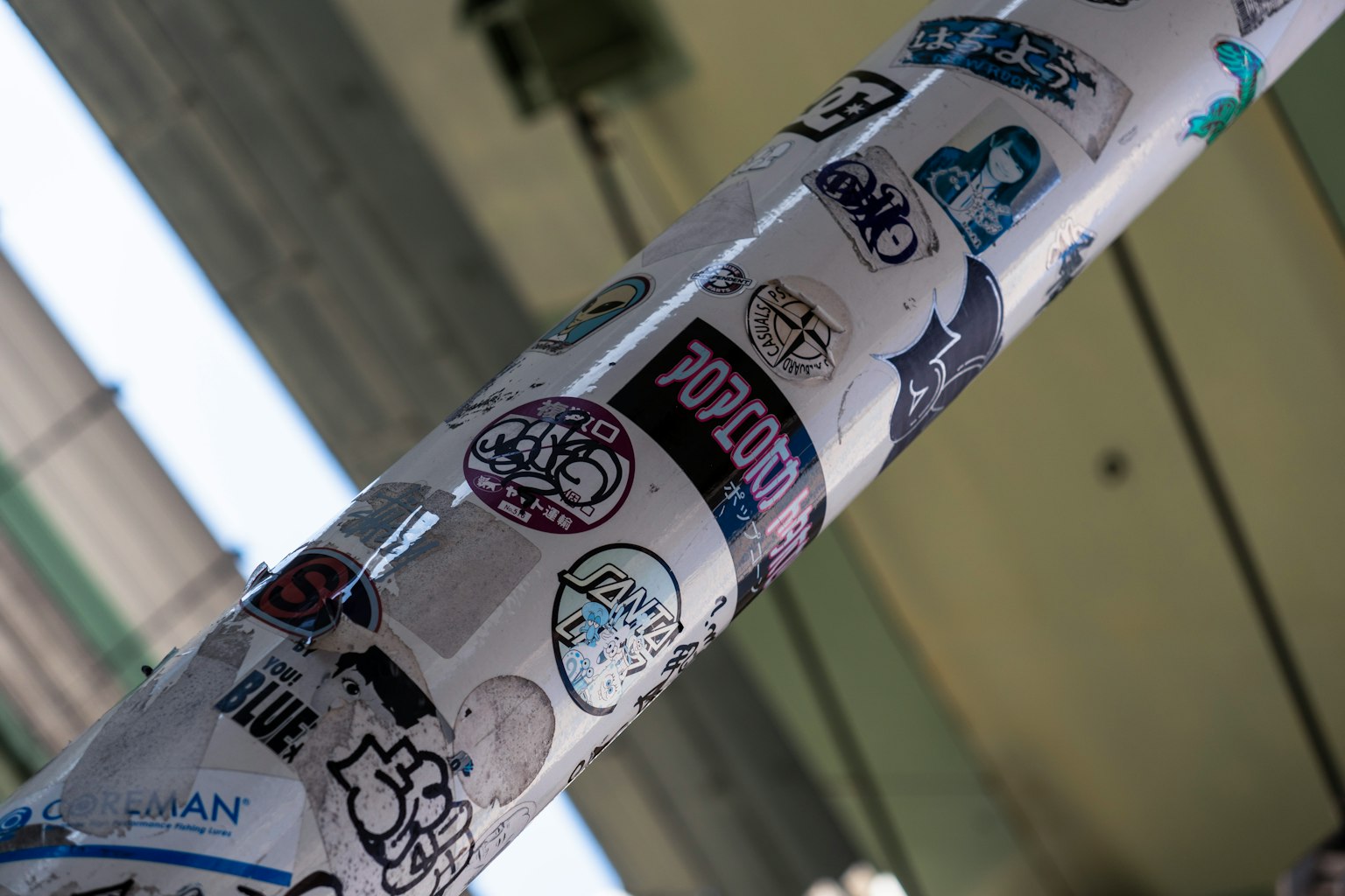 Close-up berbagai stiker di tiang