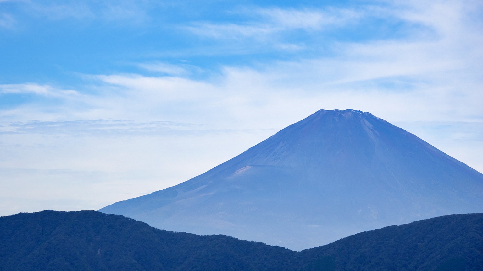 Pemandangan indah Gunung Fuji menjulang di bawah langit biru dan awan