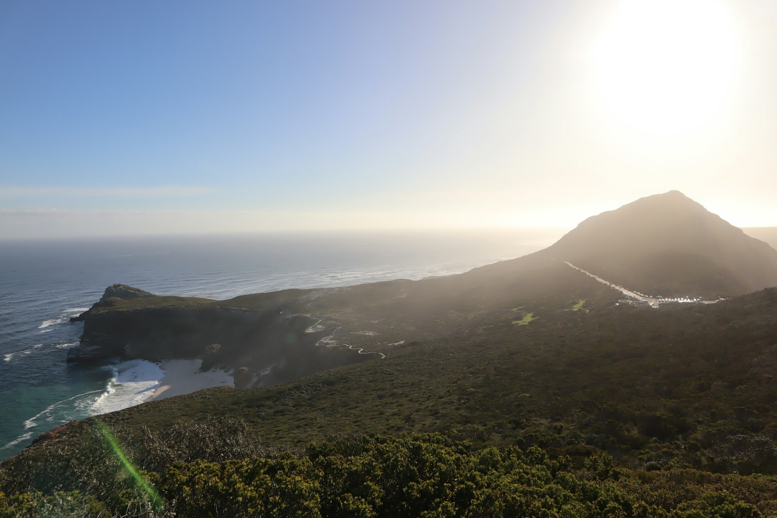 海洋和山脉的全景，阳光明媚