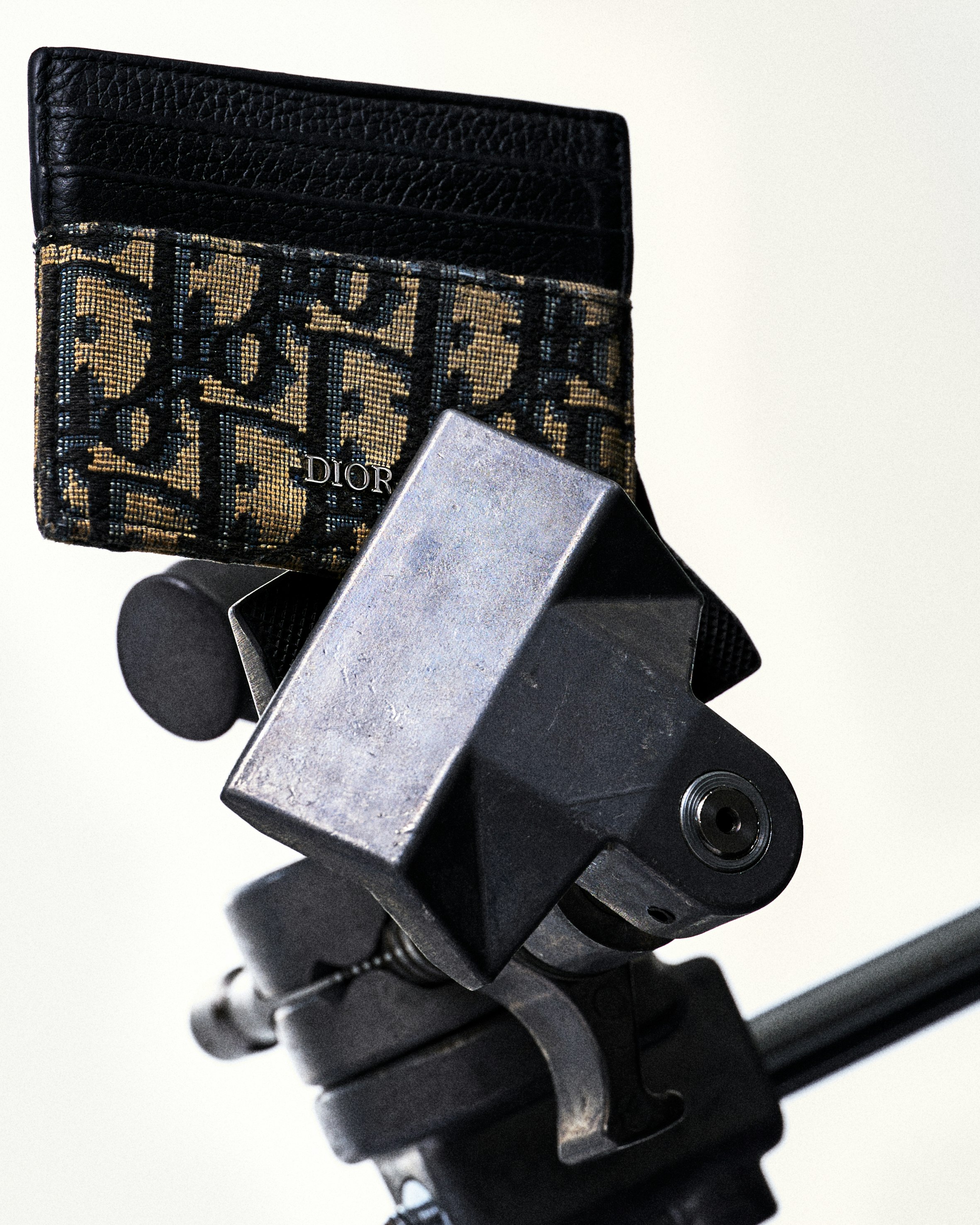 Primer plano de una cartera negra con logo y accesorios