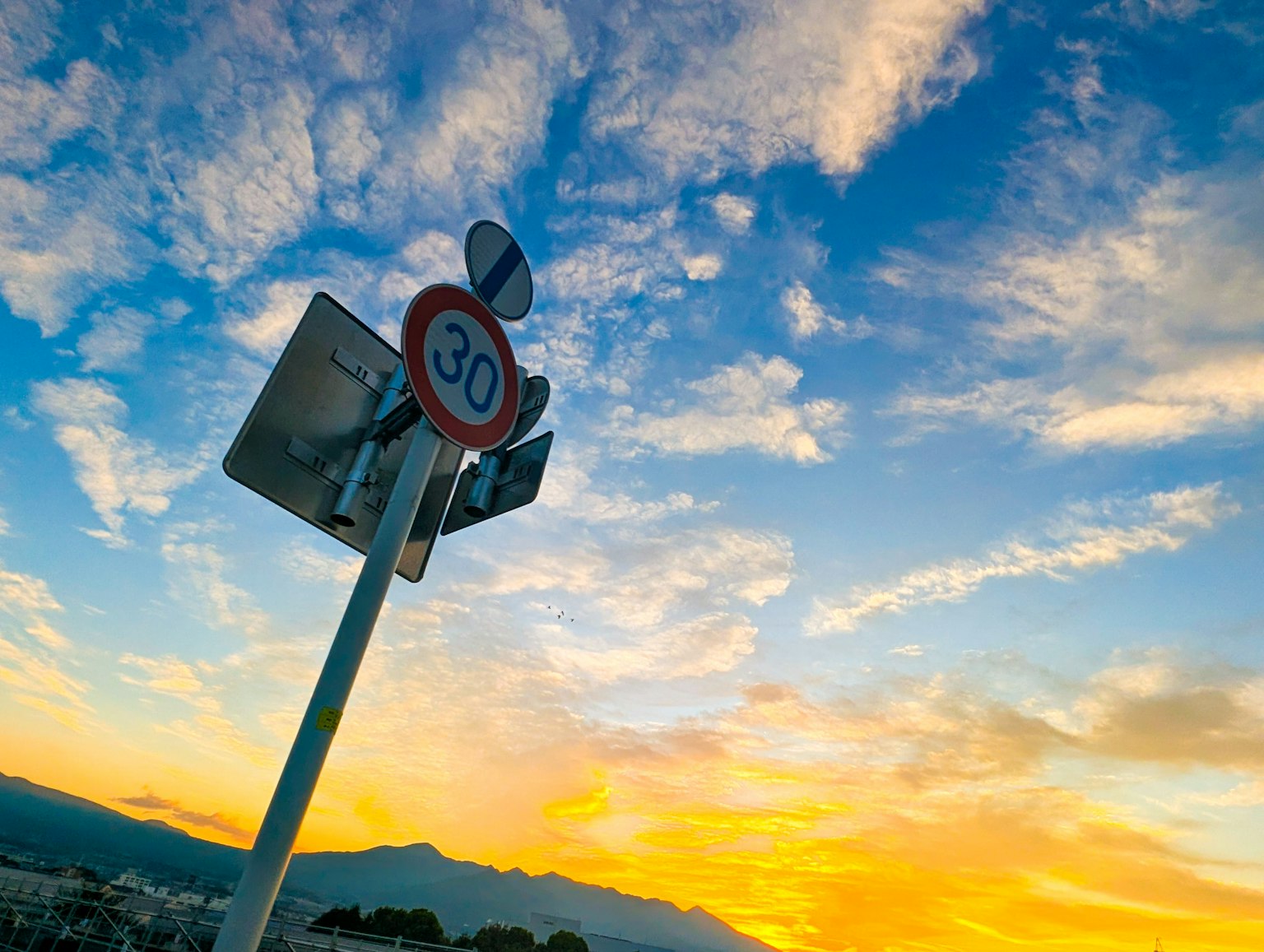 Biển báo giao thông với bầu trời hoàng hôn và mây