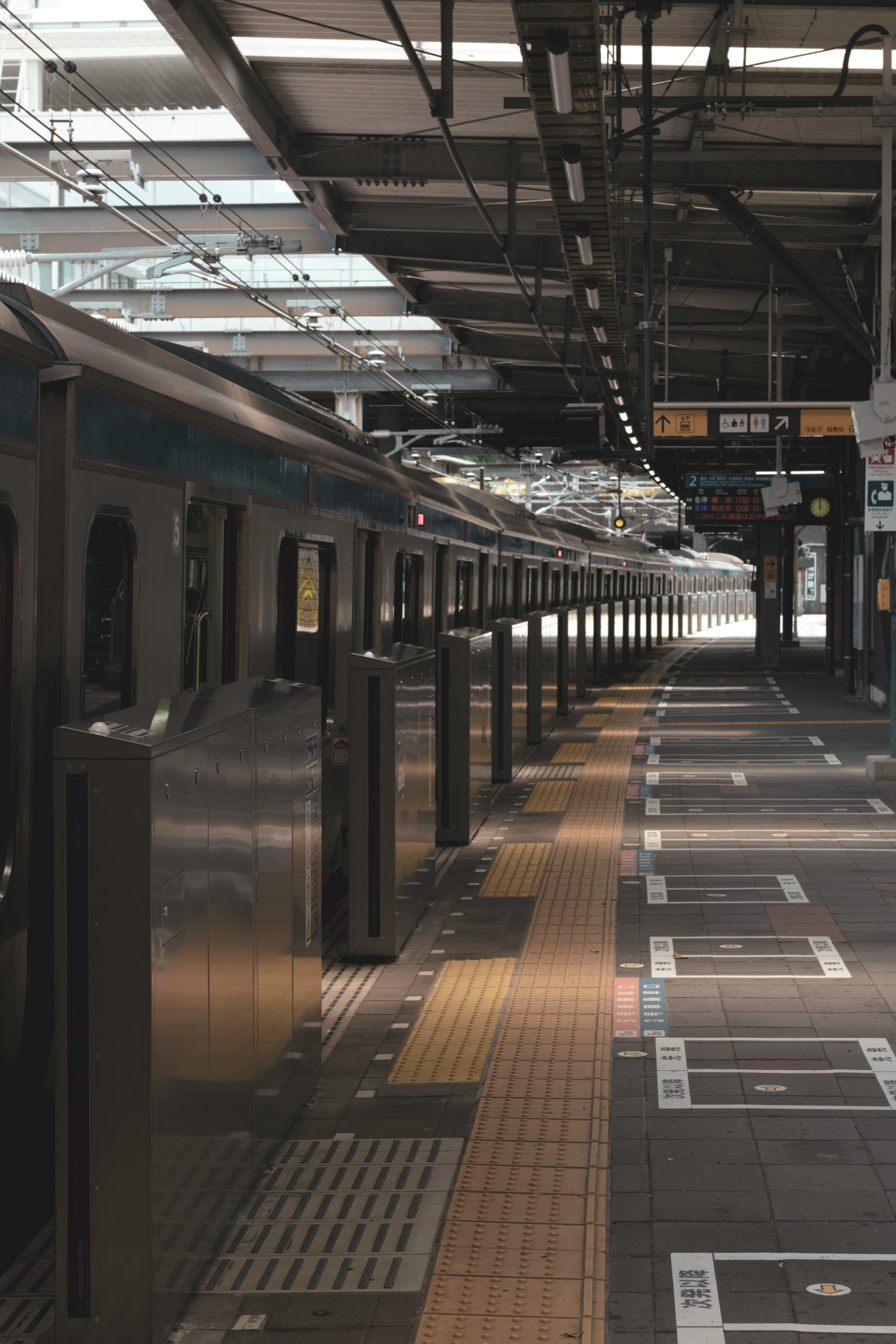 空的火車站台與排成一列的火車