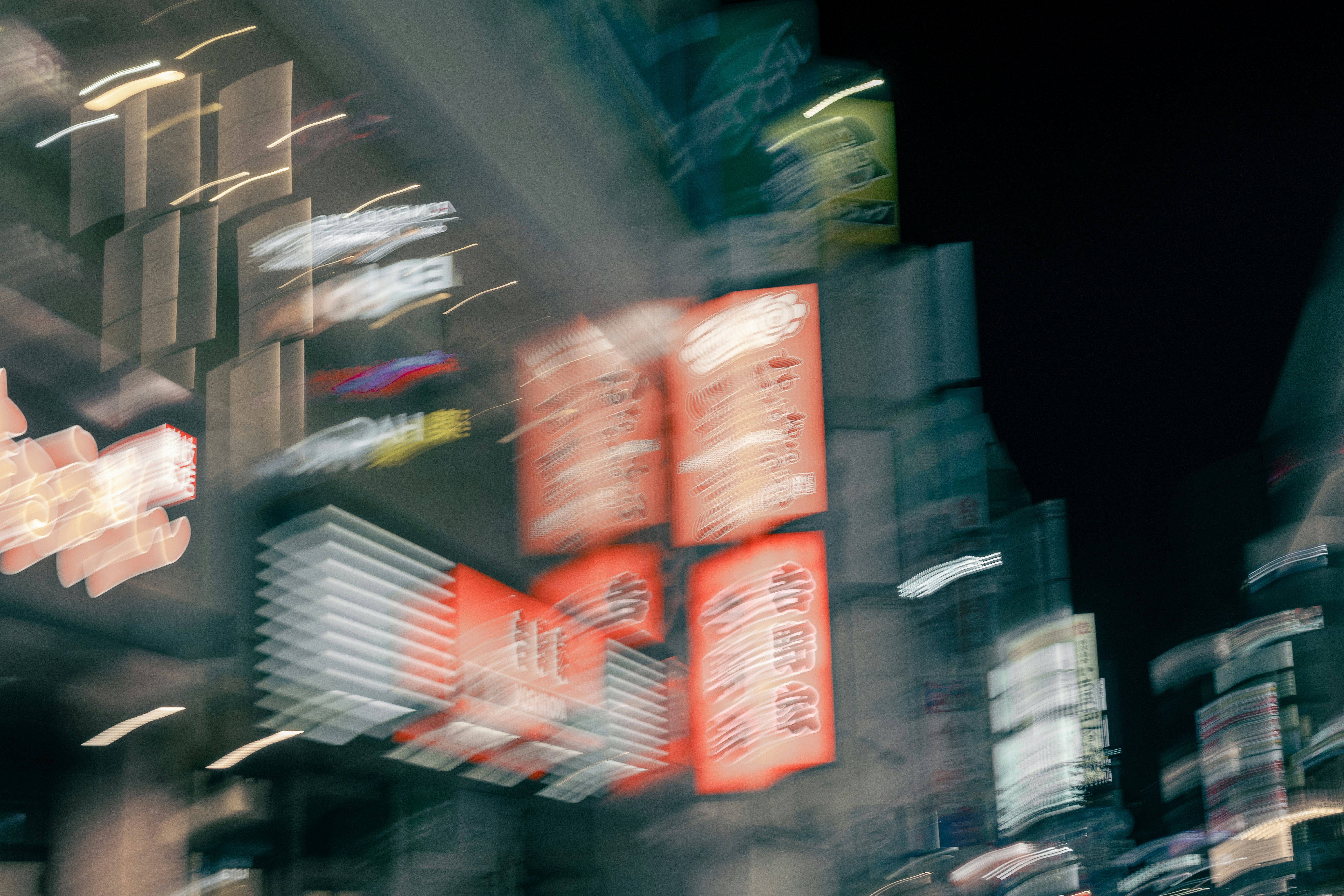 夜晚街角的霓虹招牌与楼宇灯光