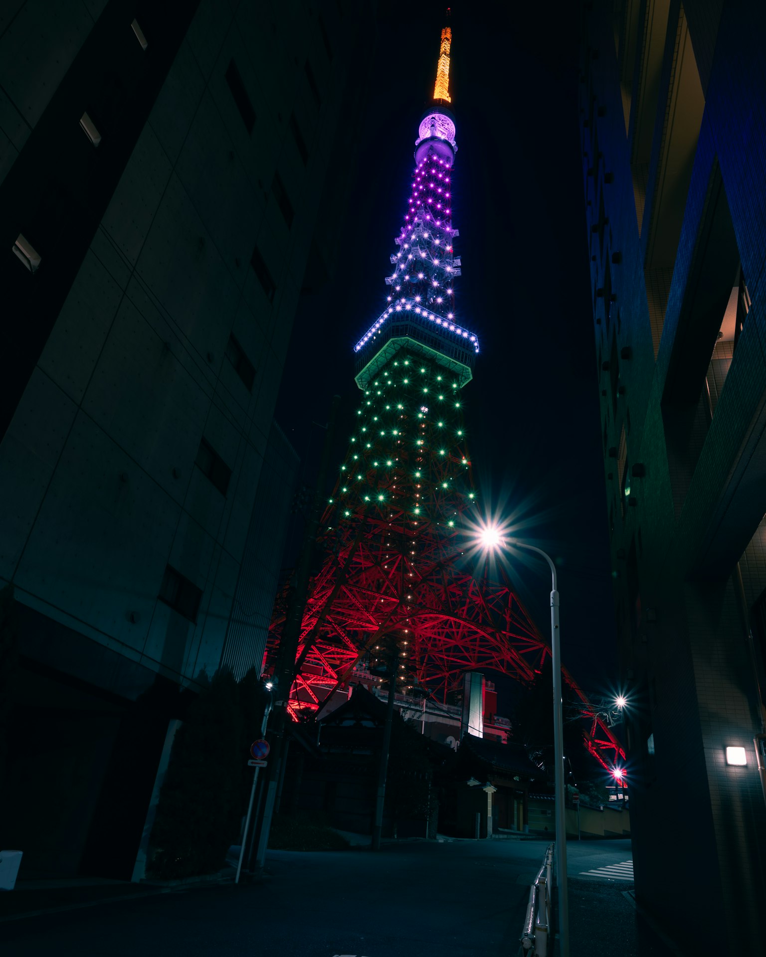夜间五光十色灯光照亮的东京塔