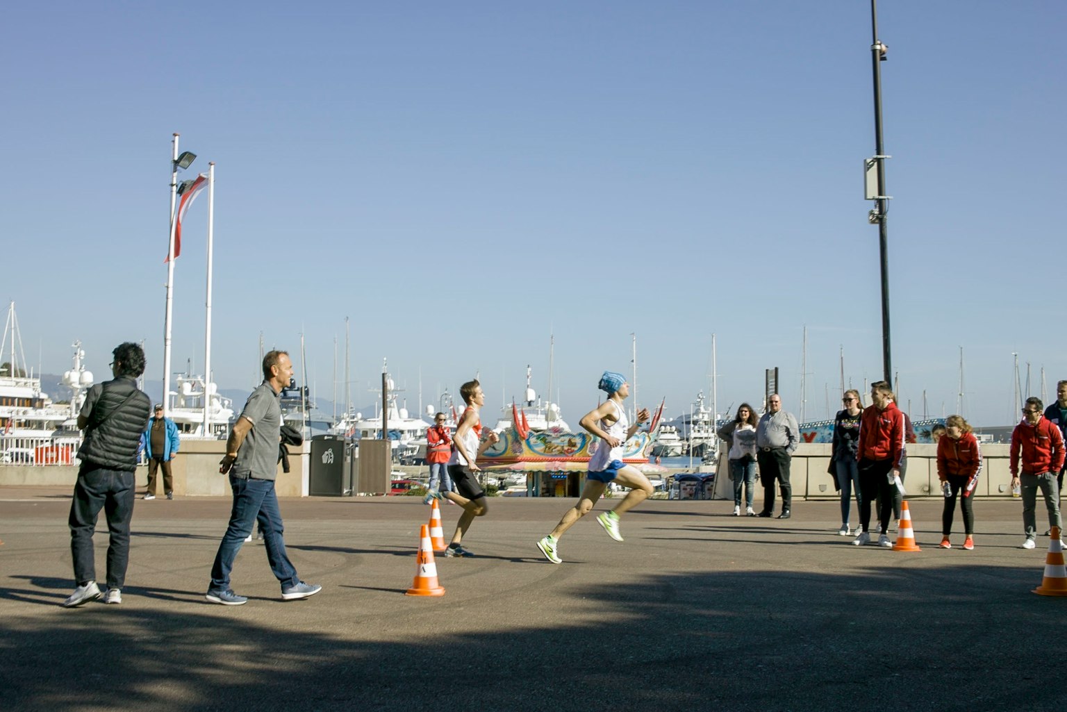 海辺でランニングイベントに参加するランナーと観客