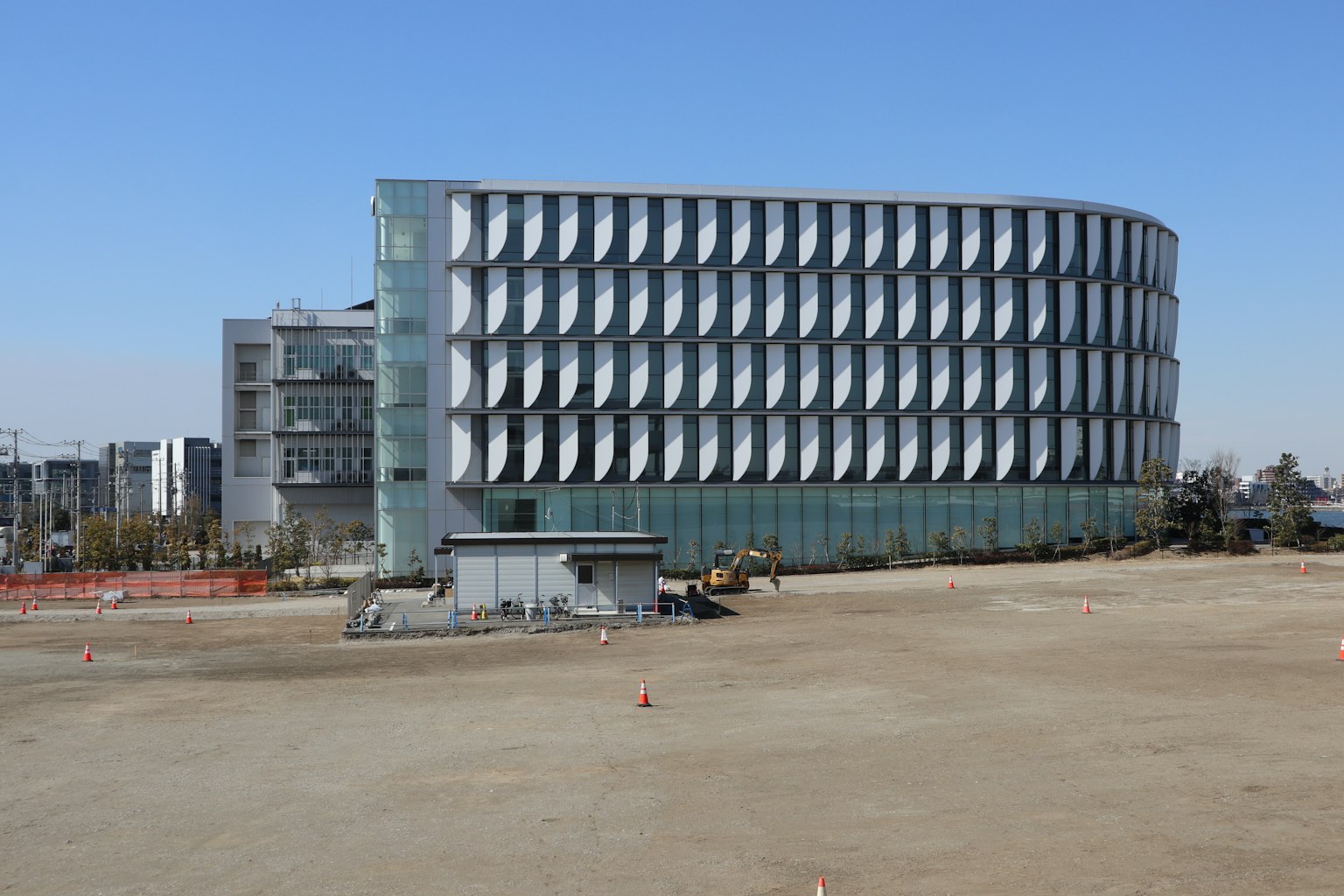 Edificio arquitectónico moderno con una fachada única bajo un cielo azul claro