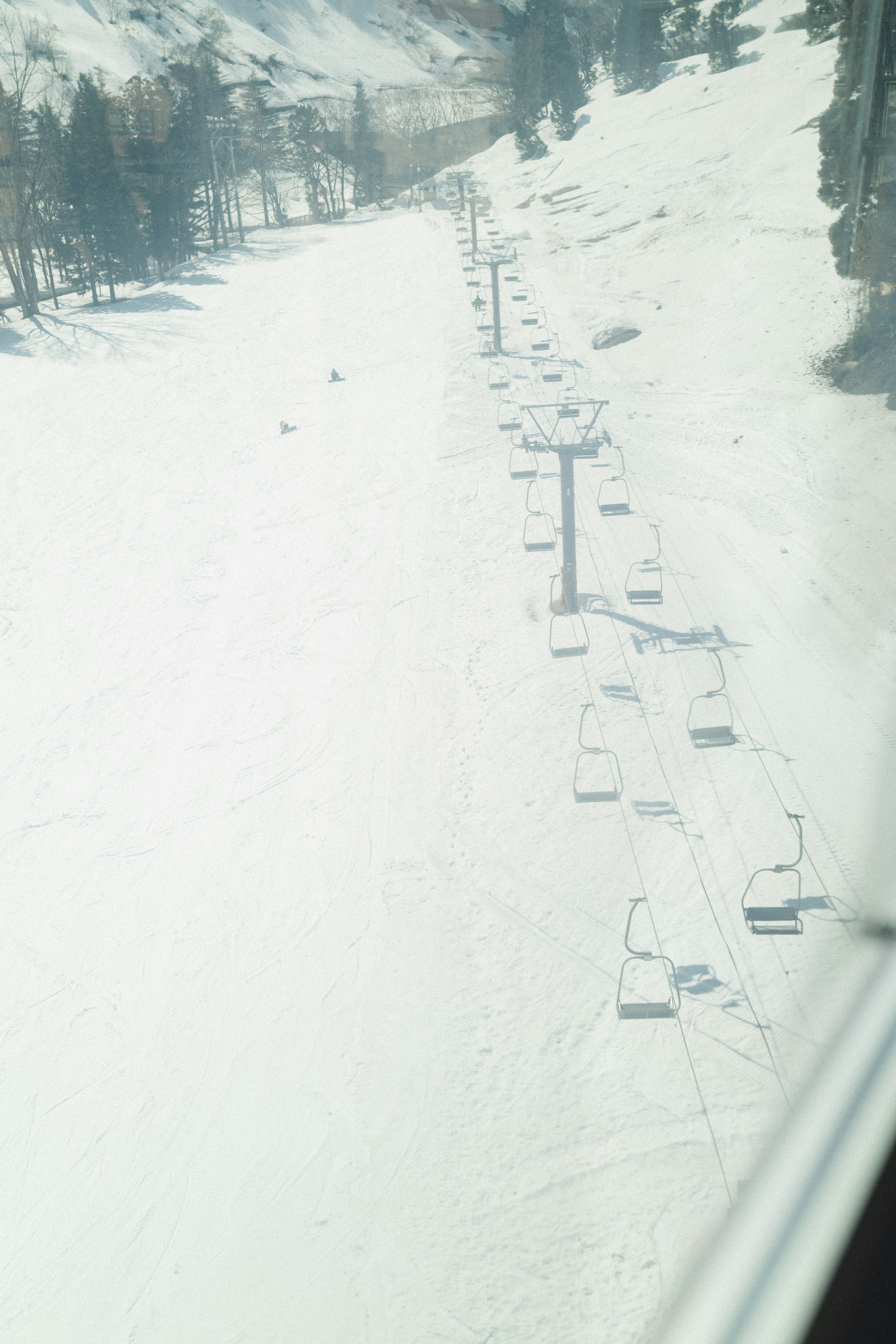 雪に覆われたスキーリフトの風景