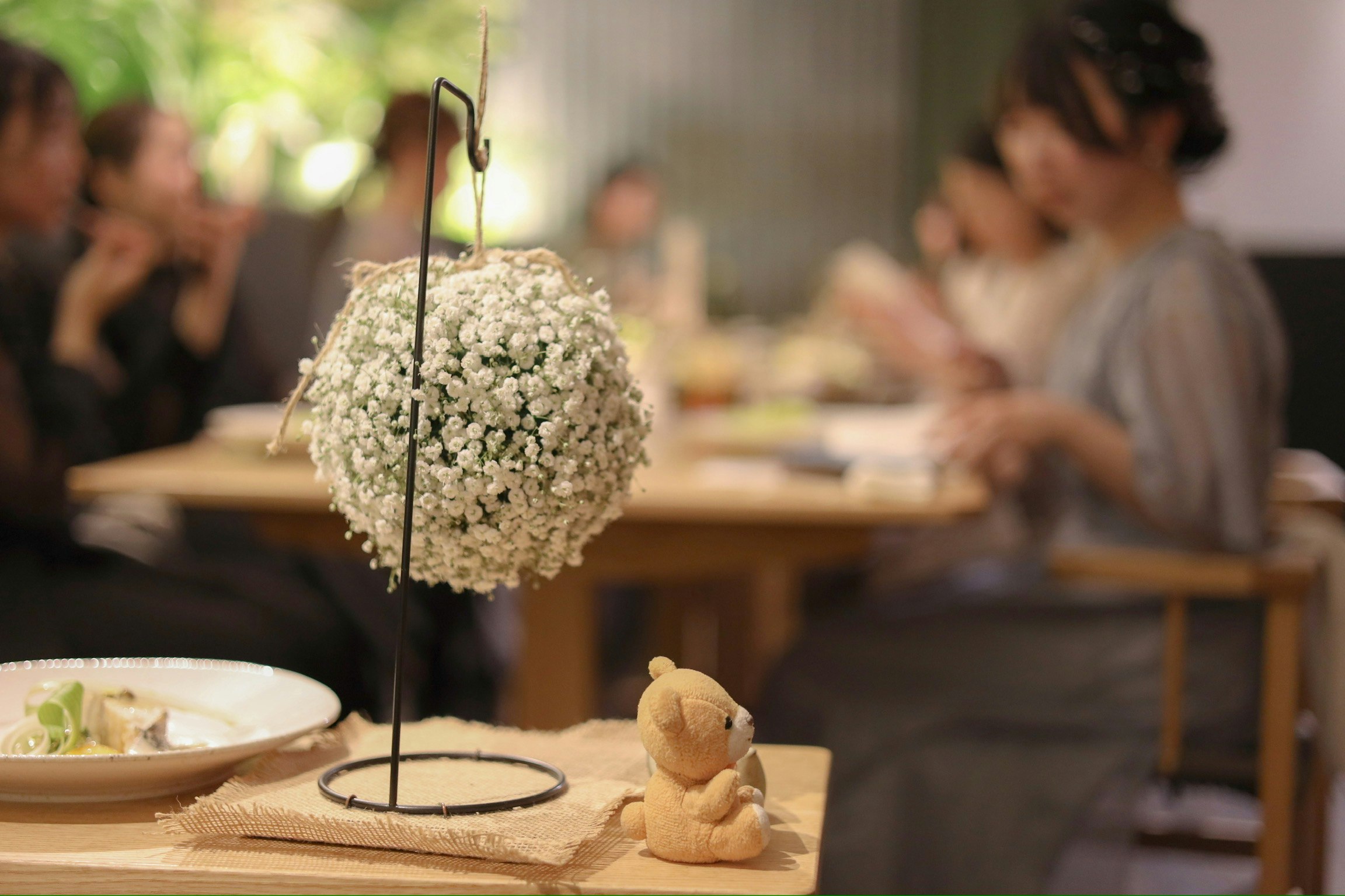 テーブルの花 テーブル装花の写真 | ロイヤリティフリー & 高解像度画像を無料