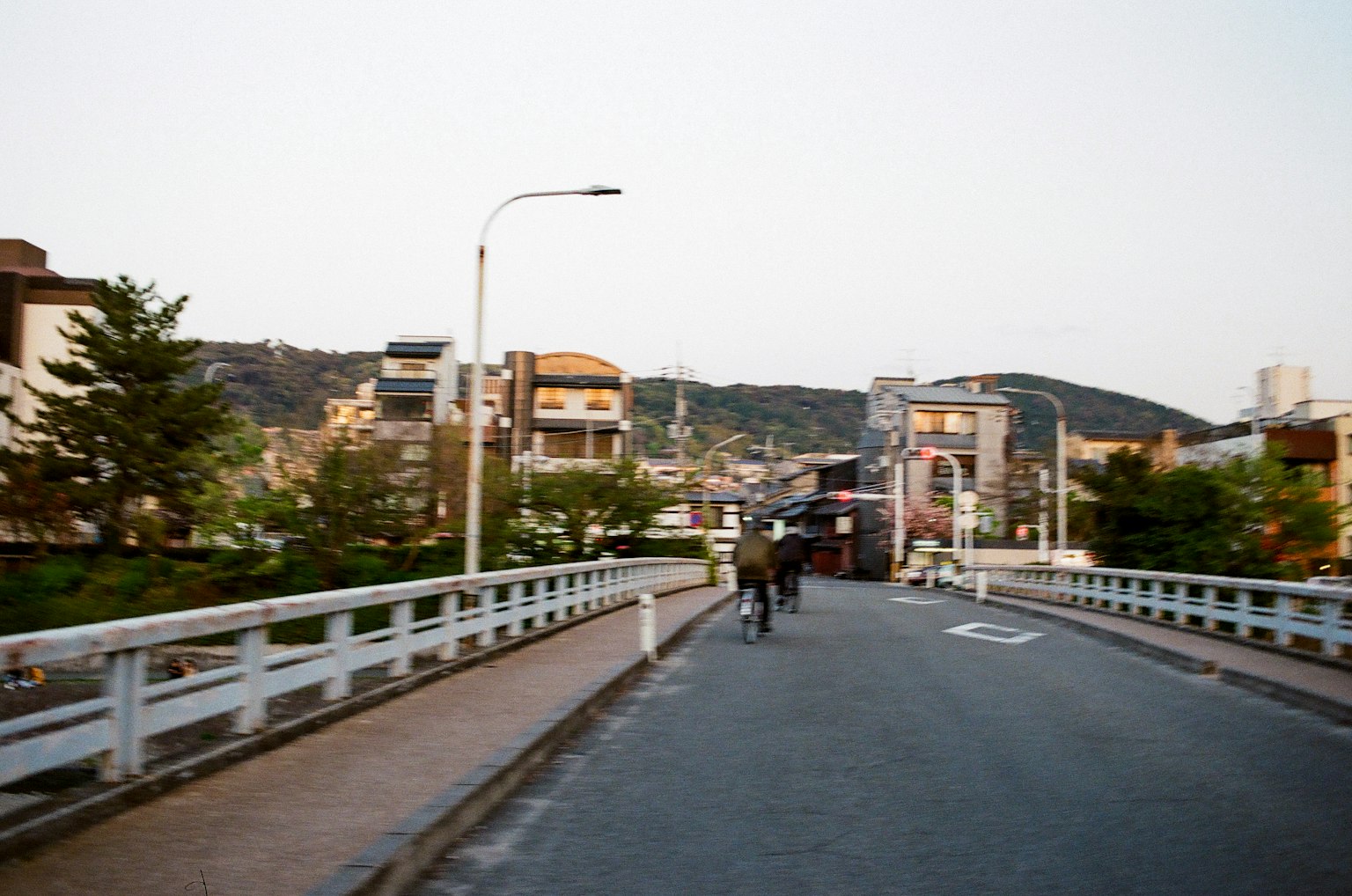 Vista di un ponte con persone che camminano e edifici circostanti