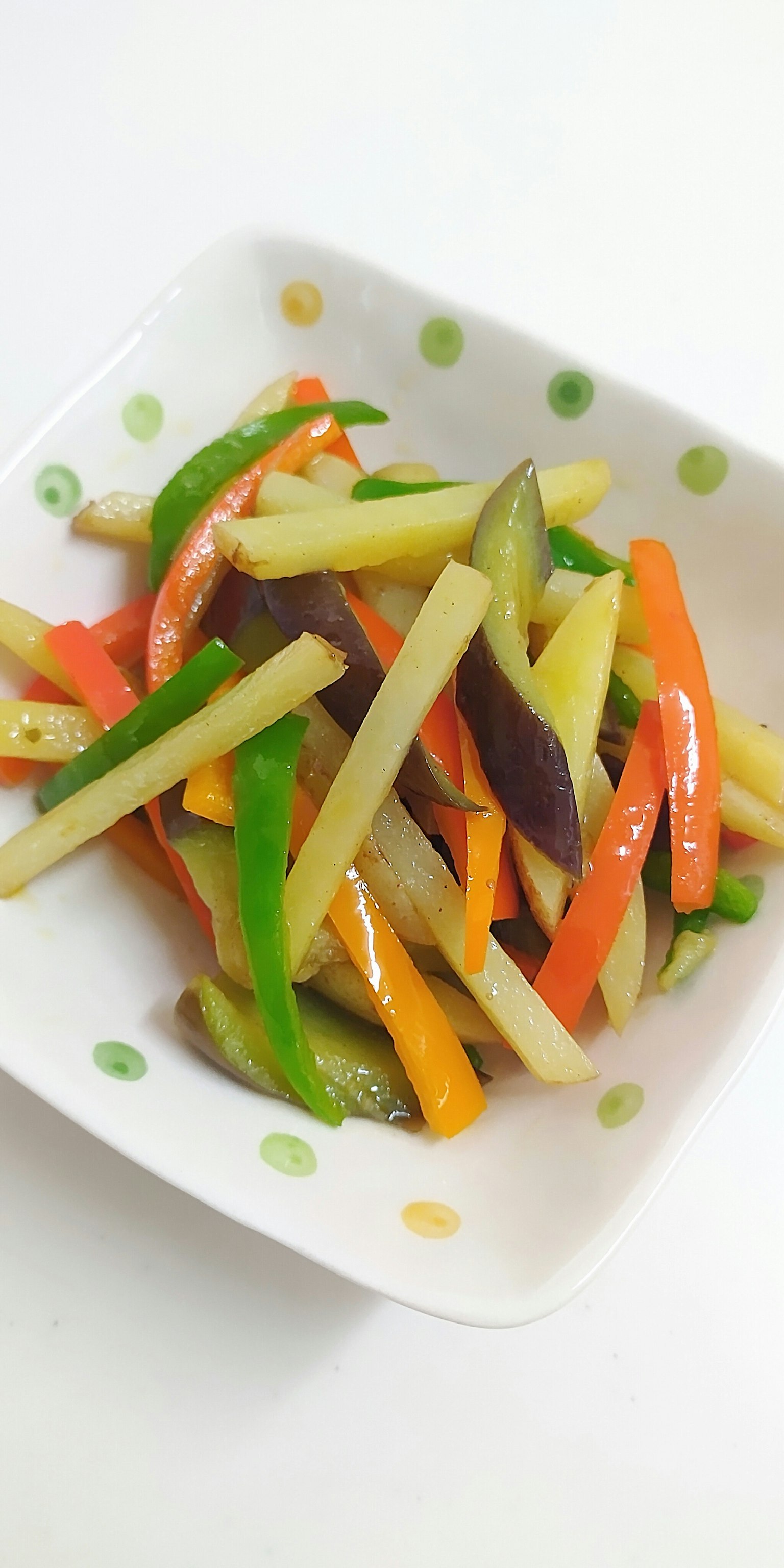 Salad rau củ nhiều màu sắc được phục vụ trong đĩa trắng