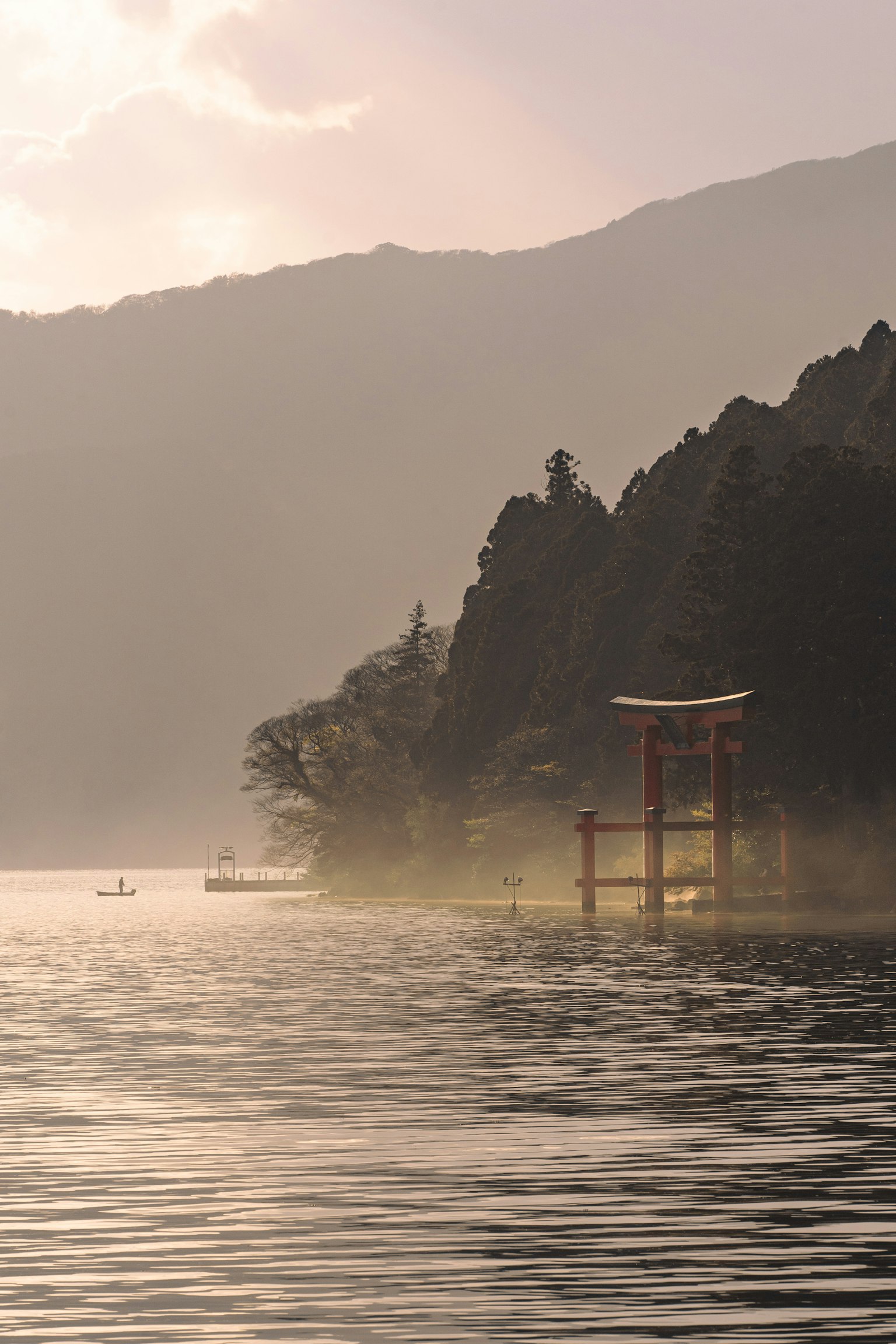 湖边的红色鸟居和山景