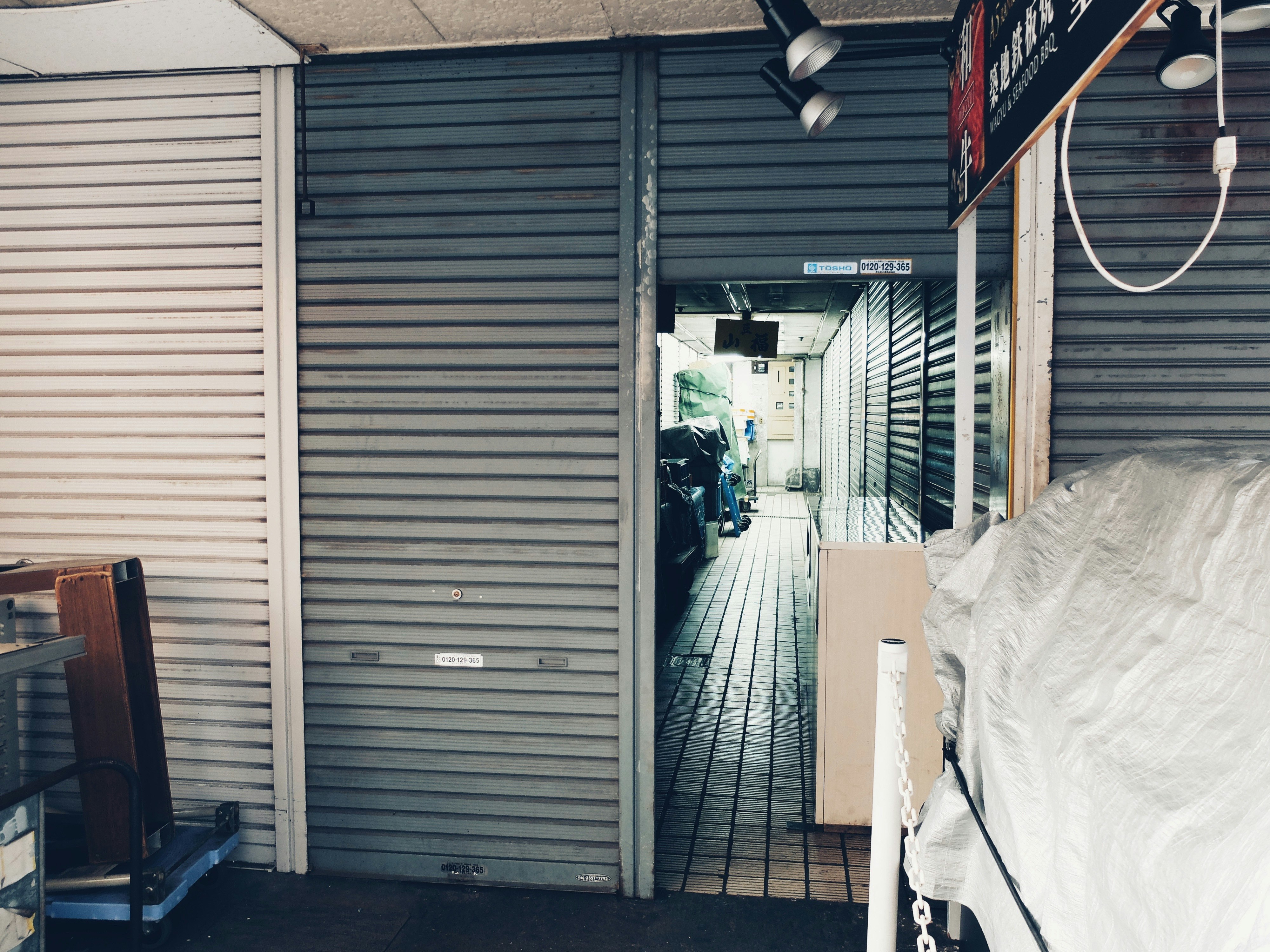 閉店後のシャッターが並ぶ路地の風景