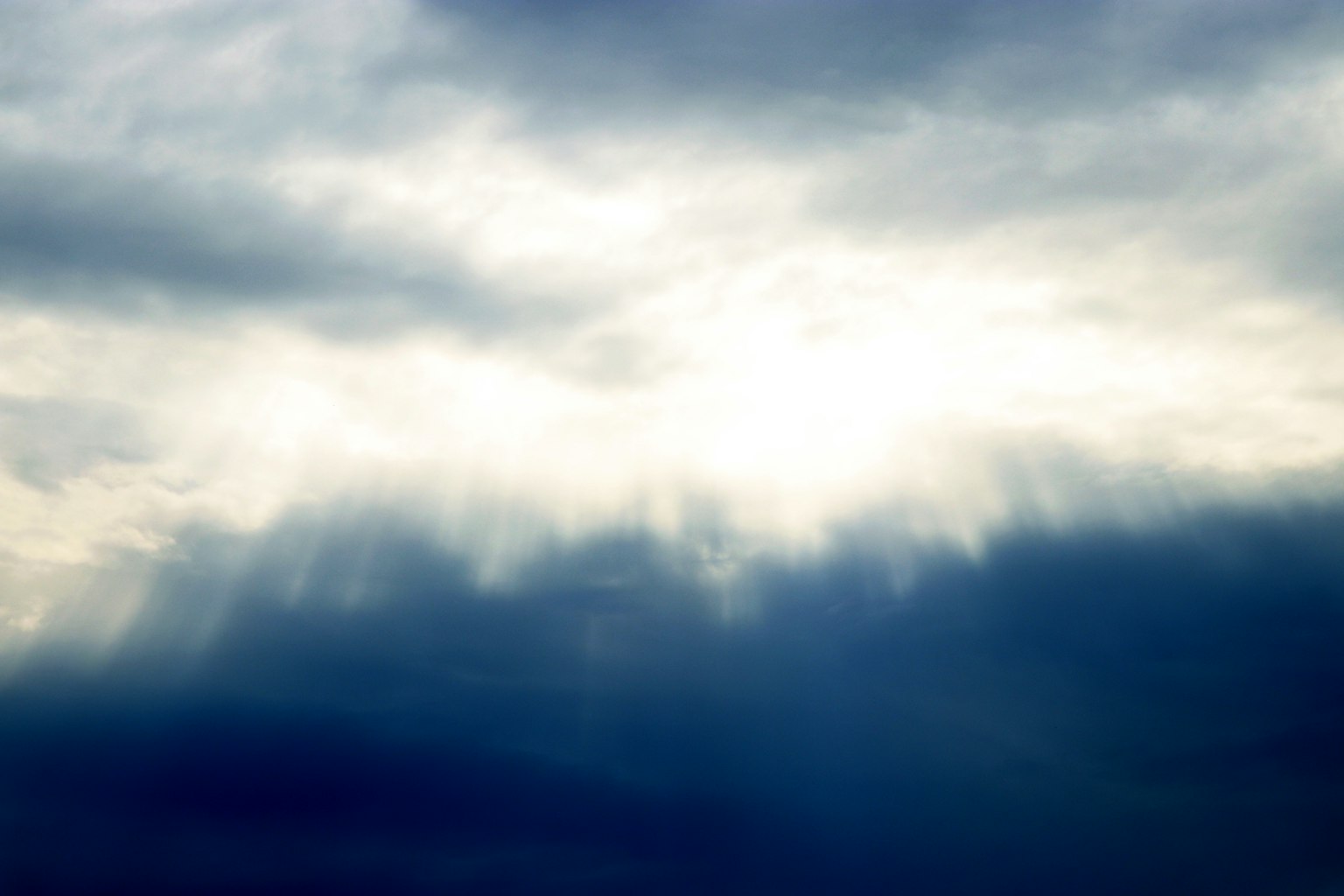 曇り空に差し込む光の筋